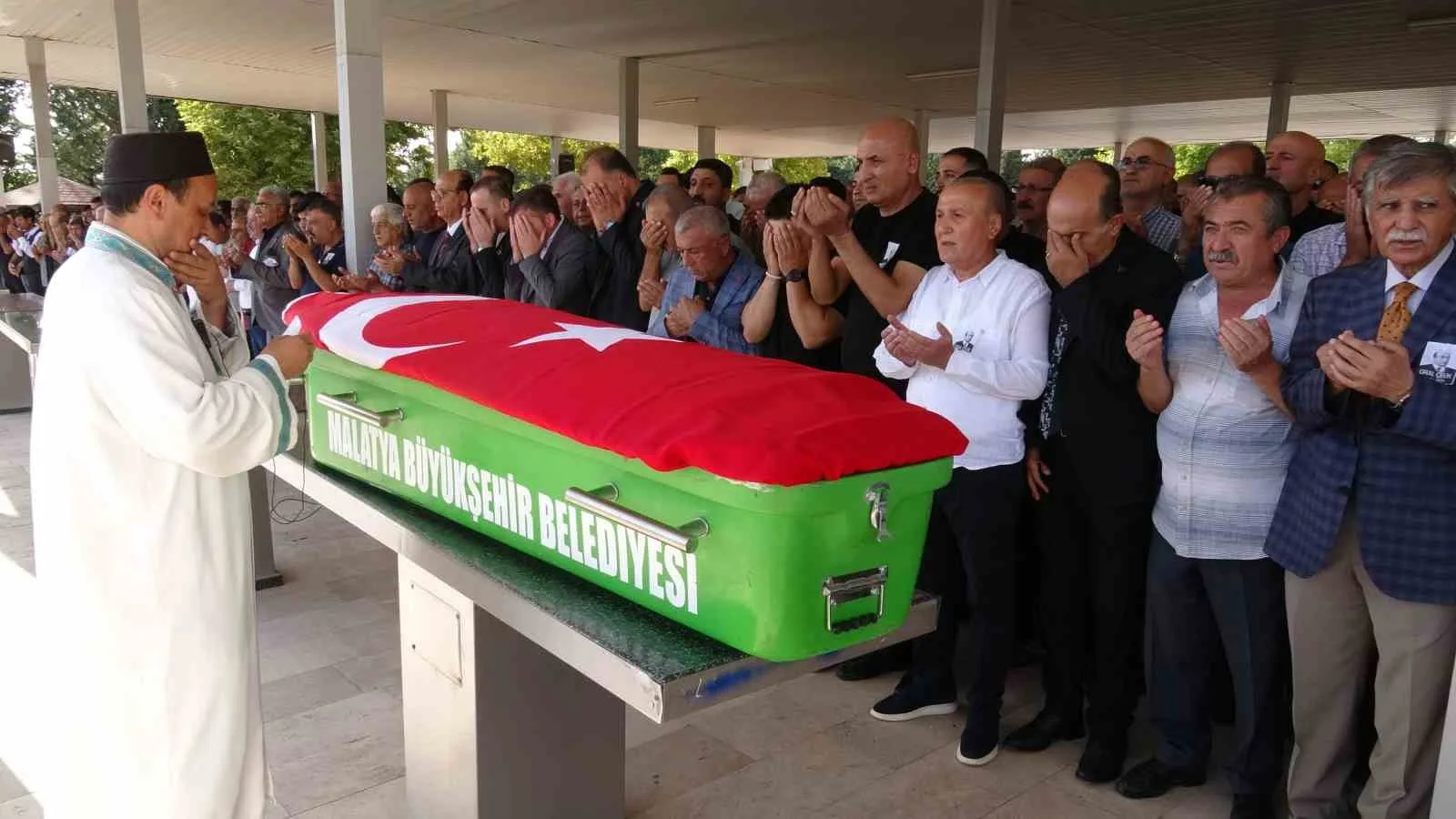 HAYATINI KAYBEDEN ORAL ÇELİK İÇİN MALATYA ŞEHİR MEZARLIĞI'NDA İKİNDİ NAMAZININ ARDINDAN CENAZE NAMAZI KILINDI.