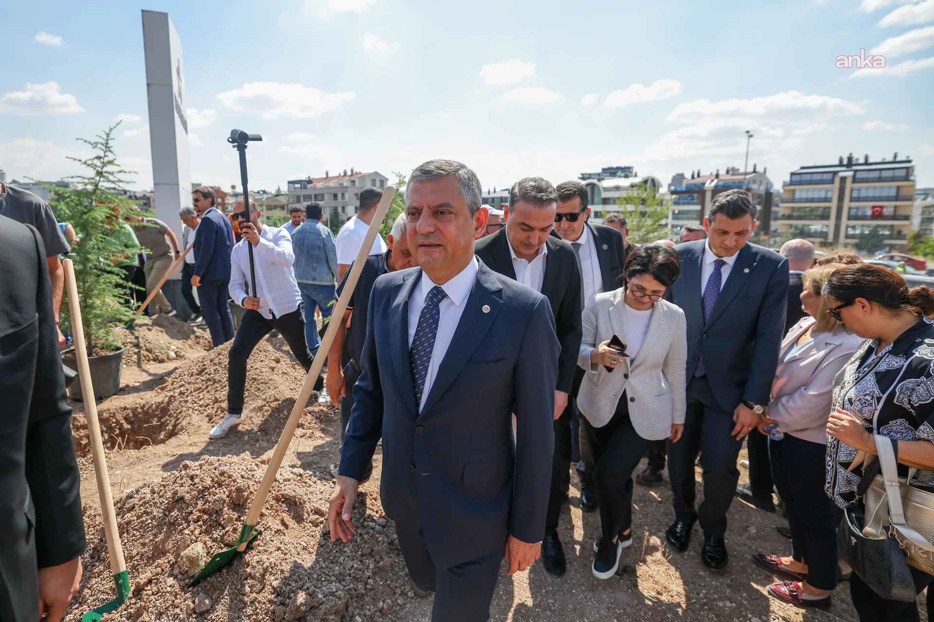 Özgür Özel, ilk PM öncesi fidan dikme törenine katıldı — fotoğraf 3
