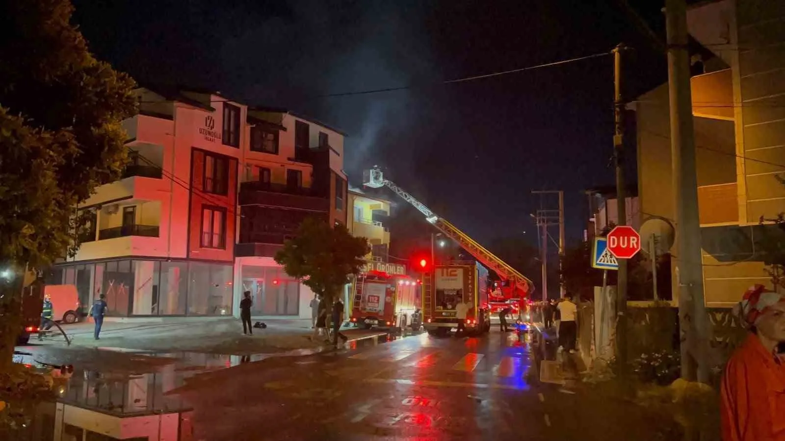 KOCAELİ’NİN KARTEPE İLÇESİNDE BİR ÇARDAKTA BAŞLAYIP 3 KATLI BİNAYA SIÇRAYAN YANGIN İTFAİYE EKİPLERİNCE SÖNDÜRÜLDÜ; DÜŞEREK YARALANAN 1 KİŞİ HASTANEYE KALDIRILDI. ALEVLERİN YÜKSELDİĞİ ANLAR VATANDAŞLARIN CEP TELEFONU KAMERALARINA YANSIDI.