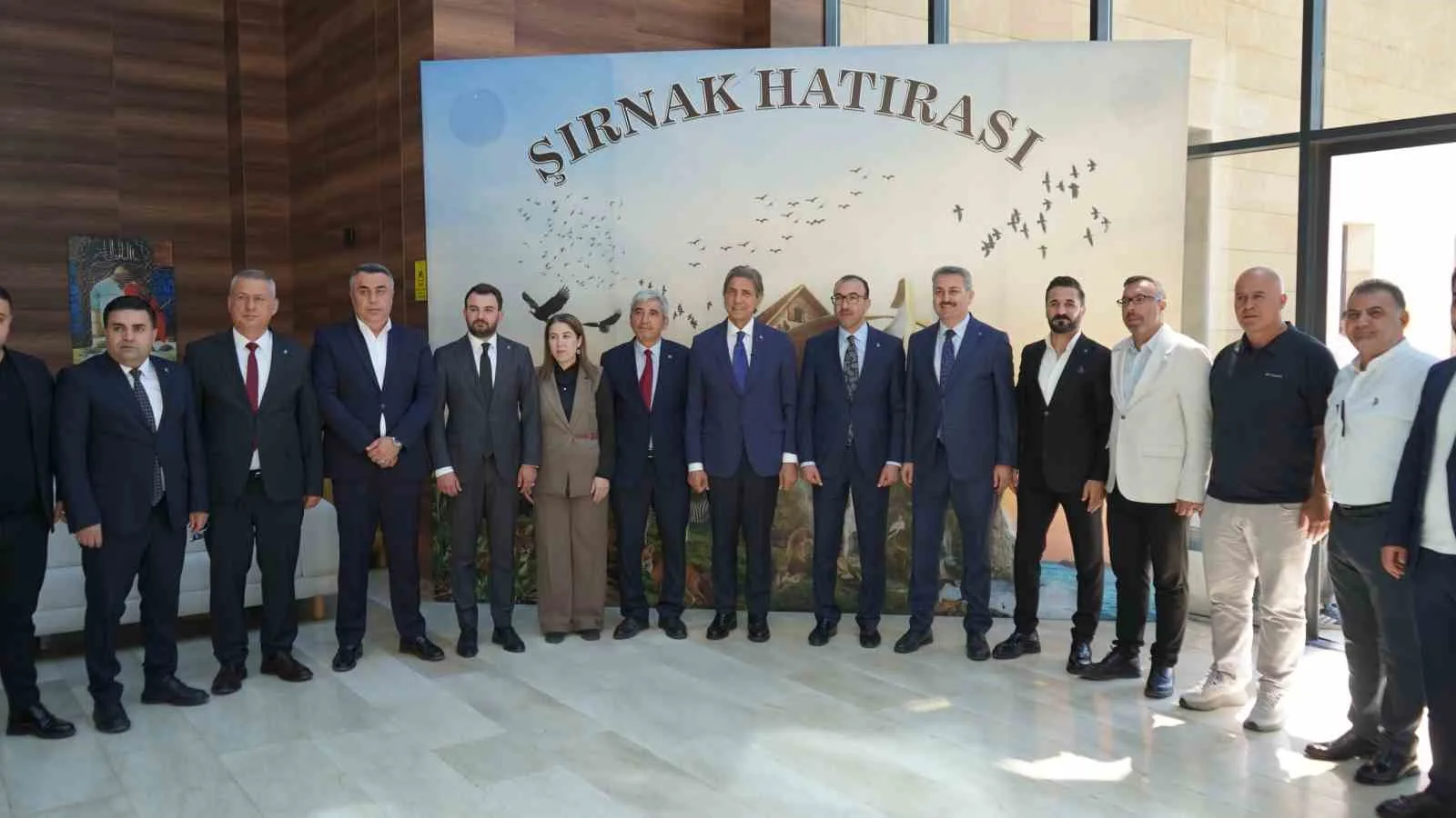 AK PARTİ TARAFINDAN TÜRKİYE GENELİNDE GERÇEKLEŞTİRİLEN "TÜRKİYE YÜZYILI BULUŞMALARI" PROGRAMI KAPSAMINDA ŞIRNAK’A GELEN AK PARTİ GENEL BAŞKAN YARDIMCISI VE YEREL YÖNETİMLER BAŞKANI MUSTAFA DEMİR, KENTTE PARTİLİLER VE BASIN MENSUPLARIYLA BİR ARAYA GELDİ.
