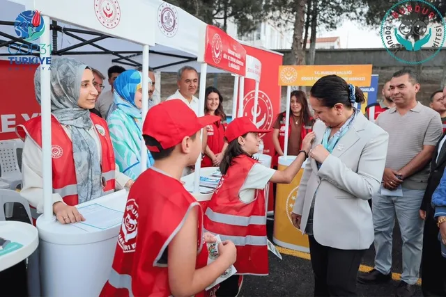 AİLE VE SOSYAL HİZMETLER BAKANI MAHİNUR ÖZDEMİR GÖKTAŞ, "ÜLKEMİZİN DÖRT BİR YANINDA GERÇEKLEŞTİRİLEN ETKİNLİKLERLE ÇOCUKLARIMIZIN ÇEVRE BİLİNCİNİ ARTIRIYOR, FİKİRLERİ VE KATILIMLARIYLA COP31 SÜRECİNE ÇOCUK HAKLARI PERSPEKTİFİNDEN KATKI SUNMALARINI DESTEKLİYORUZ" DEDİ.