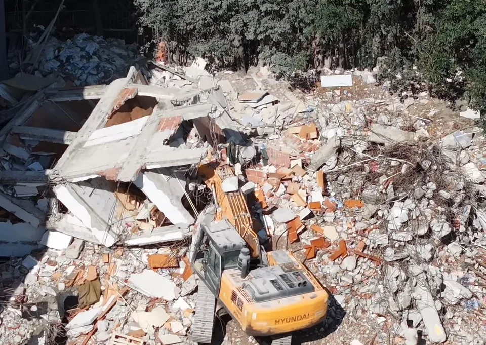 KÜÇÜKÇEKMECE’DE KENTSEL DÖNÜŞÜM KAPSAMINDA YIKIMI GERÇEKLEŞTİRİLEN BİR BİNADA KISMİ ÇÖKME MEYDANA GELDİ.
