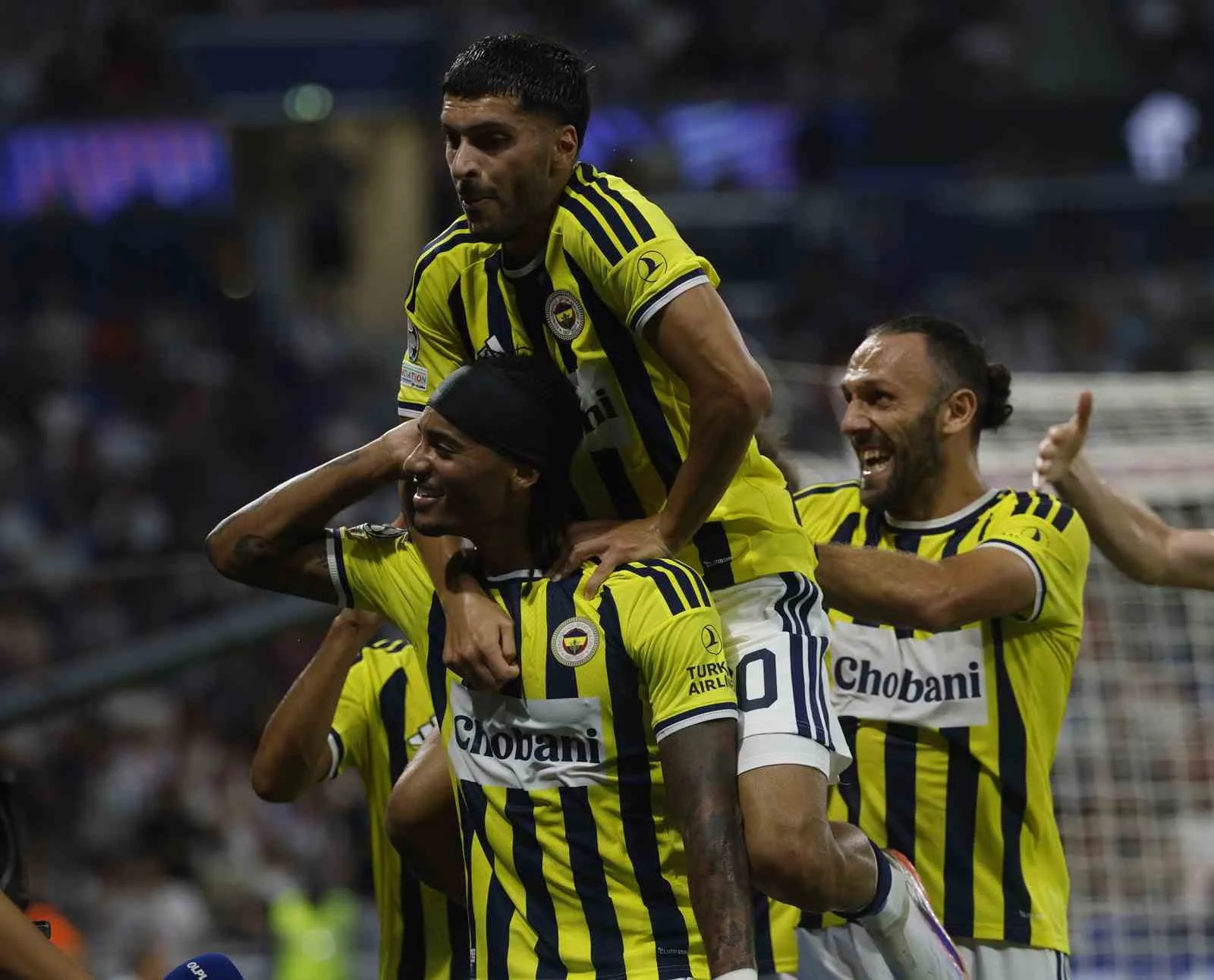 UEFA ŞAMPİYONLAR LİGİ PLAY-OFF TURU RÖVANŞINDA FENERBAHÇE, DEPLASMANDA FRANSIZ EKİBİ LYON'U 2-1 MAĞLUP ETTİ. SARI-LACİVERTLİLER BU SONUÇLA, 18 YIL SONRA ADINI ŞAMPİYONLAR LİGİ'NE YAZDIRDI.