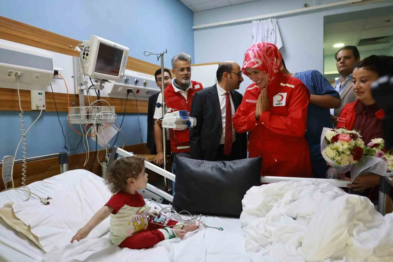 TÜRK KIZILAY GENEL BAŞKANI PROF. DR. FATMA MERİÇ YILMAZ, MISIR TEMASLARI KAPSAMINDA KAHİRE'DE TEDAVİ GÖREN GAZZELİ HASTALARI ZİYARET ETTİ.
