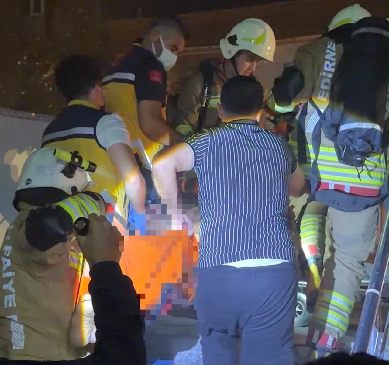 İTFAİYE EKİPLERİNİN YOĞUN MÜDAHALESİ ÇERÇEVESİNDE ALEVLER KONTROL ALTINA ALINIRKEN, EVDE MAHSUR KALAN 58 YAŞINDAKİ TAKSİCİ ÖMÜR TOPÇU, AĞIR YARALI OLARAK DIŞARI ÇIKARILDI.