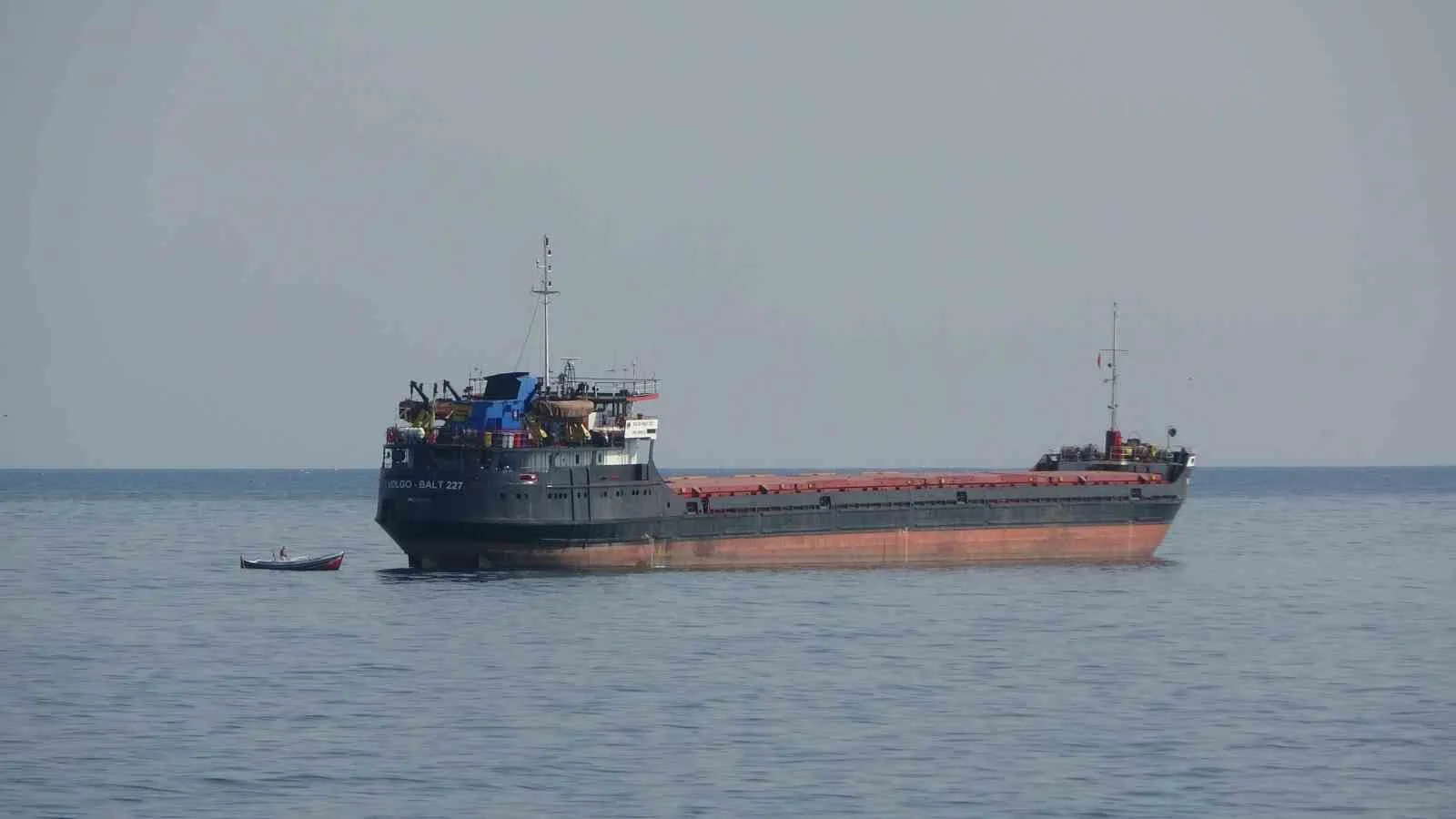 RUSYA-UKRAYNA SAVAŞI NEDENİYLE KARADENİZ’DE TİCARİ GEMİLERE YÖNELİK ARTAN DRONE SALDIRILARI, DENİZ TAŞIMACILIĞINDA GÜVENLİK ENDİŞESİNİ BÜYÜTÜYOR. SAVAŞIN DOĞRUDAN ETKİLEDİĞİ DENİZ GÜZERGAHLARINDA SEYREDEN BAZI YÜK GEMİLERİ, GÜVENLİK RİSKLERİ NEDENİYLE TRABZON AÇIKLARINDA BEKLİYOR.