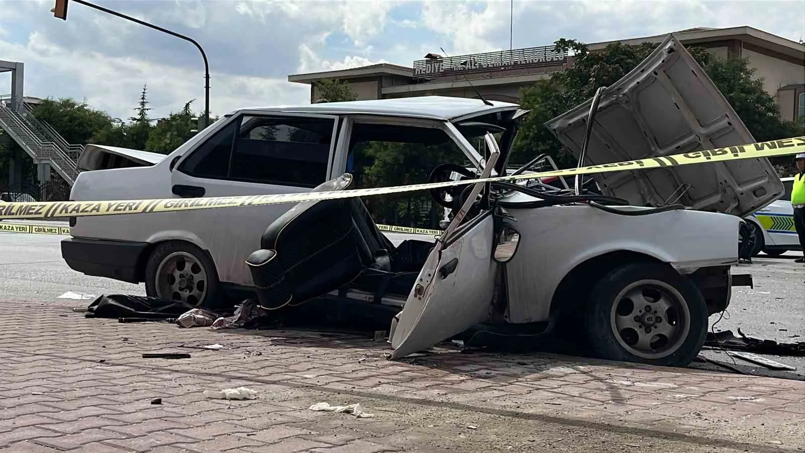KONYA’DA 2 OTOMOBİLİN ÇARPIŞMASI SONUCU MEYDANA GELEN KAZADA 3’Ü AĞIR 4 KİŞİ YARALANDI. KAZADA TOFAŞ MARKA OTOMOBİL HURDAYA DÖNDÜ.