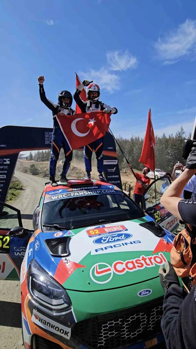 ALİ TÜRKKAN VE BİLGE AYAN İKİLİSİ, SEZONUN SON YARIŞI OLAN ŞİLİ RALLİSİ’NDE JUNİOR WRC ŞAMPİYONU OLARAK PODYUMDA TÜRK BAYRAĞINI DALGALANDIRDI.