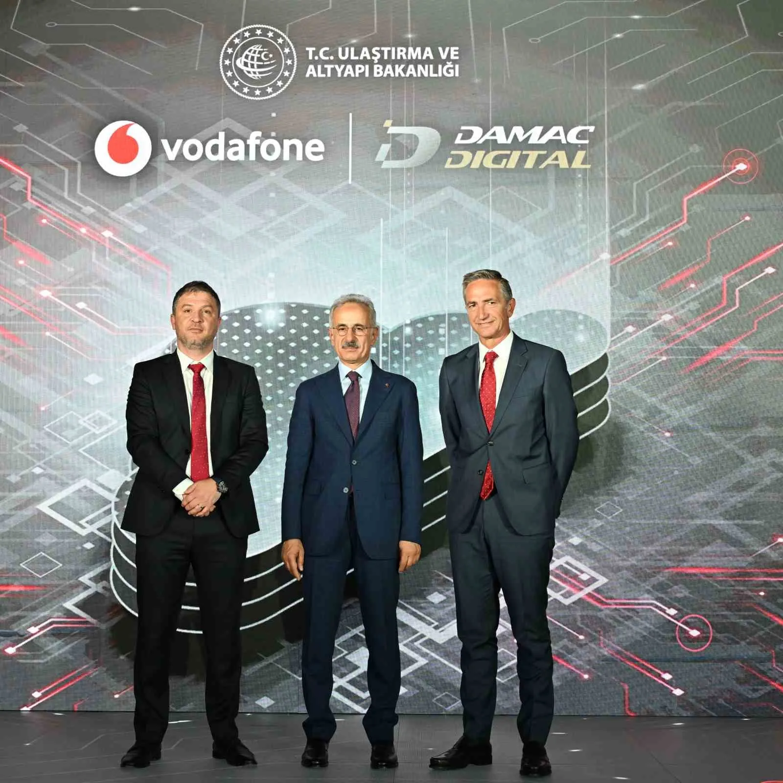 (SOLDAN SAĞA) DAMAC DİGİTAL KIDEMLİ BAŞKAN YARDIMCISI MA'AN MANNA, ULAŞTIRMA VE ALTYAPI BAKANI ABDULKADİR URALOĞLU, VODAFONE TÜRKİYE CEO'SU ENGİN AKSOY.