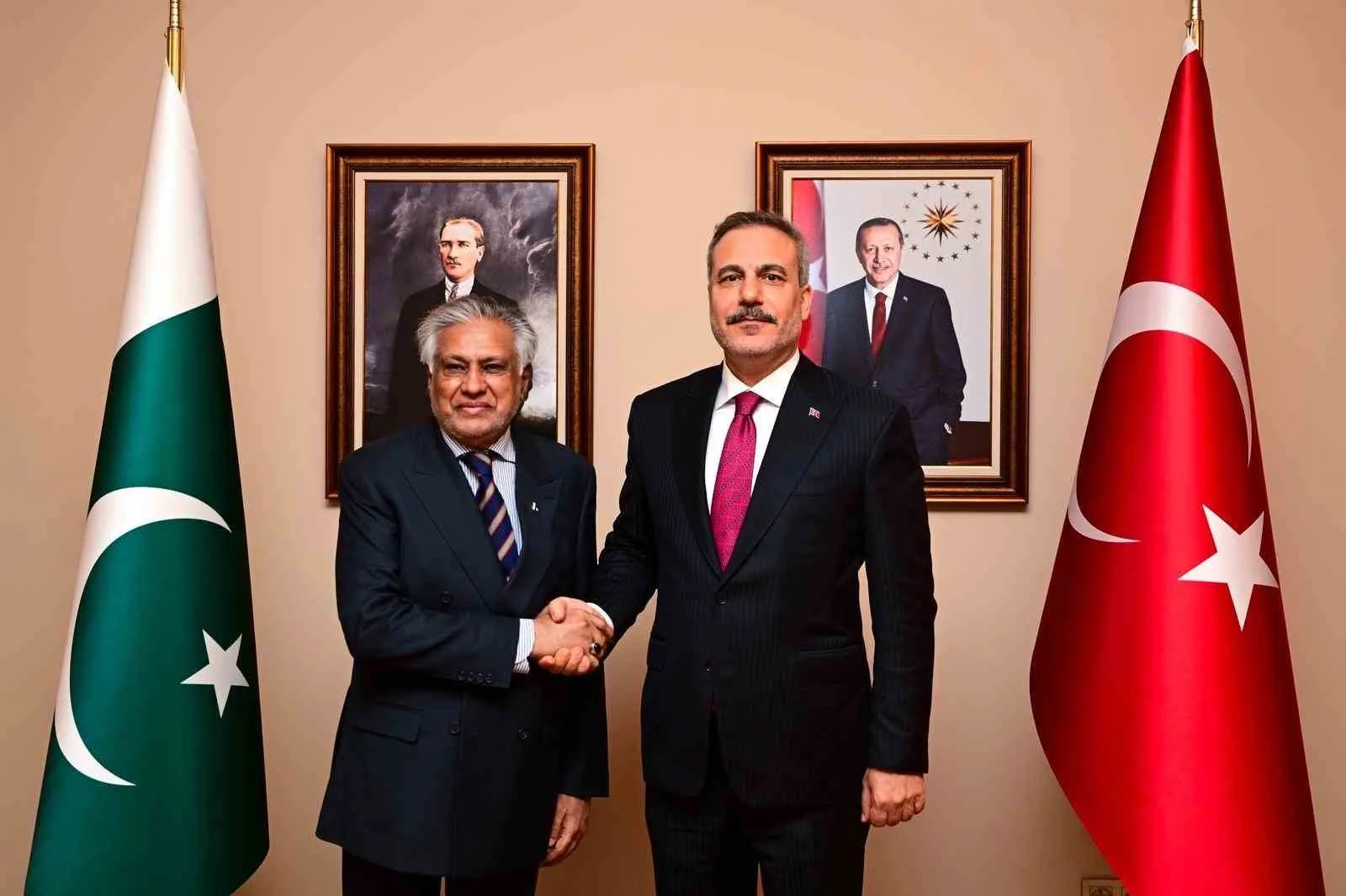 DIŞİŞLERİ BAKANI HAKAN FİDAN İLE PAKİSTAN DIŞİŞLERİ BAKANI ISHAQ DAR ARASINDA GERÇEKLEŞTİRİLEN TELEFON GÖRÜŞMESİNDE İKİLİ İLİŞKİLER VE BÖLGESEL GELİŞMELER ELE ALINDI.