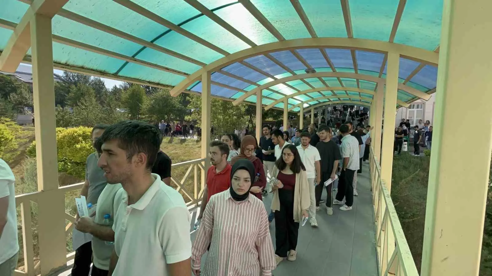 SİVAS’TA KAMU KURUMLARINDA GÖREV ALMAK İSTEYEN ADAYLARIN KATILDIĞI 2026-KPSS A GRUBU SINAVI GENEL YETENEK-GENEL KÜLTÜR OTURUMU BAŞLADI.