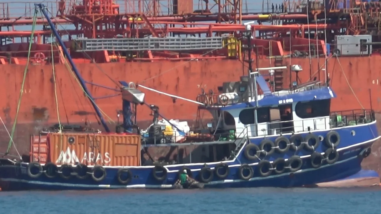 KARADENİZ'DE DRON SALDIRISINA UĞRADIKTAN SONRA SÜRÜKLENEREK SAMSUN'UN ALAÇAM İLÇESİ SAHİLİNDE KARAYA OTURAN HONG KONG BAYRAKLI M/T GOLDEN SAPLİNG İSİMLİ GEMİYİ KURTARMA ÇALIŞMALARI BAŞLATILDI