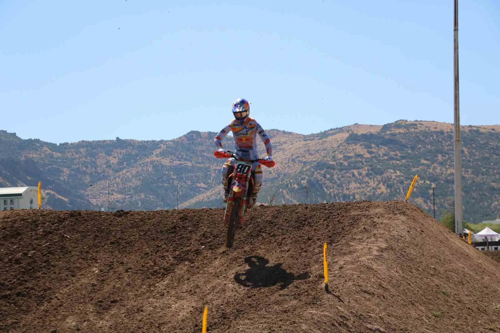 DÜNYA MOTOKROS ŞAMPİYONASI'NIN 17. AYAK YARIŞLARI KAPSAMINDA AFYONKARAHİSAR MOTOR SPORLARI MERKEZİ'NDE GERÇEKLEŞTİRİLEN MXGP’NİN 17. AYAK 1. YARIŞI SONUNDA HOLLANDALI JEFFREY HERLİNGS ŞAMPİYONLUĞUNU İLAN ETTİ.