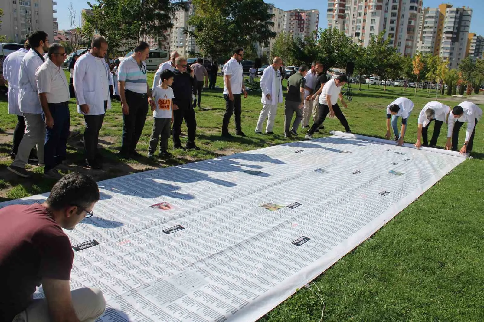 GAZZE’DE ÖLDÜRÜLEN 21 BİN 500 ÇOCUKTAN 16 BİNİN İSMİNİN YAZILDIĞI 12 METRE UZUNLUĞUNDAKİ PANKART AÇILDI.