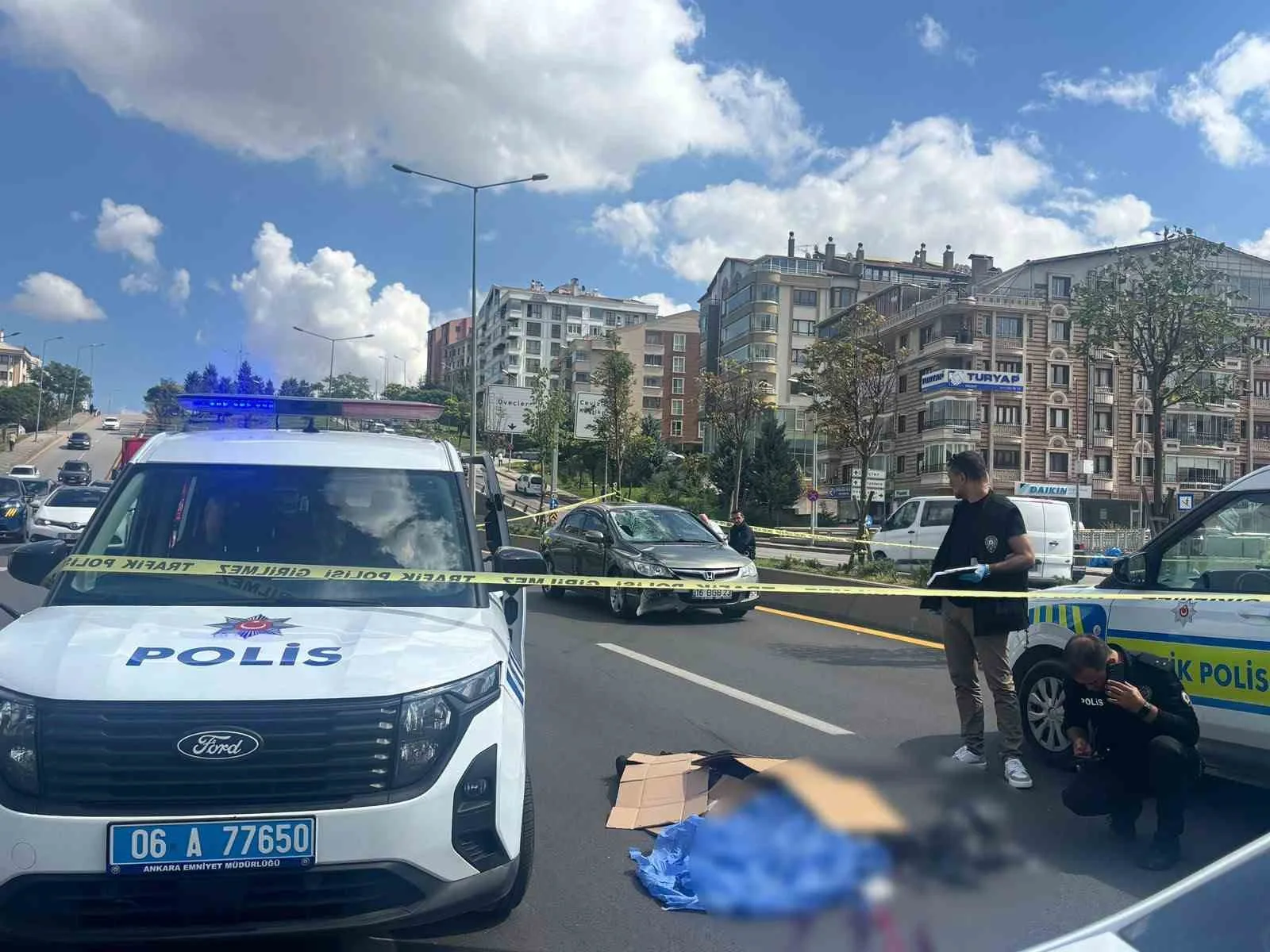 ANKARA’NIN ÇANKAYA İLÇESİNDE OTOYOLDA KARŞIDAN KARŞIYA GEÇMEK İSTEYEN YAYAYA ARABA ÇARPTI. YAYA OLAY YERİNDE HAYATINI KAYBETTİ.