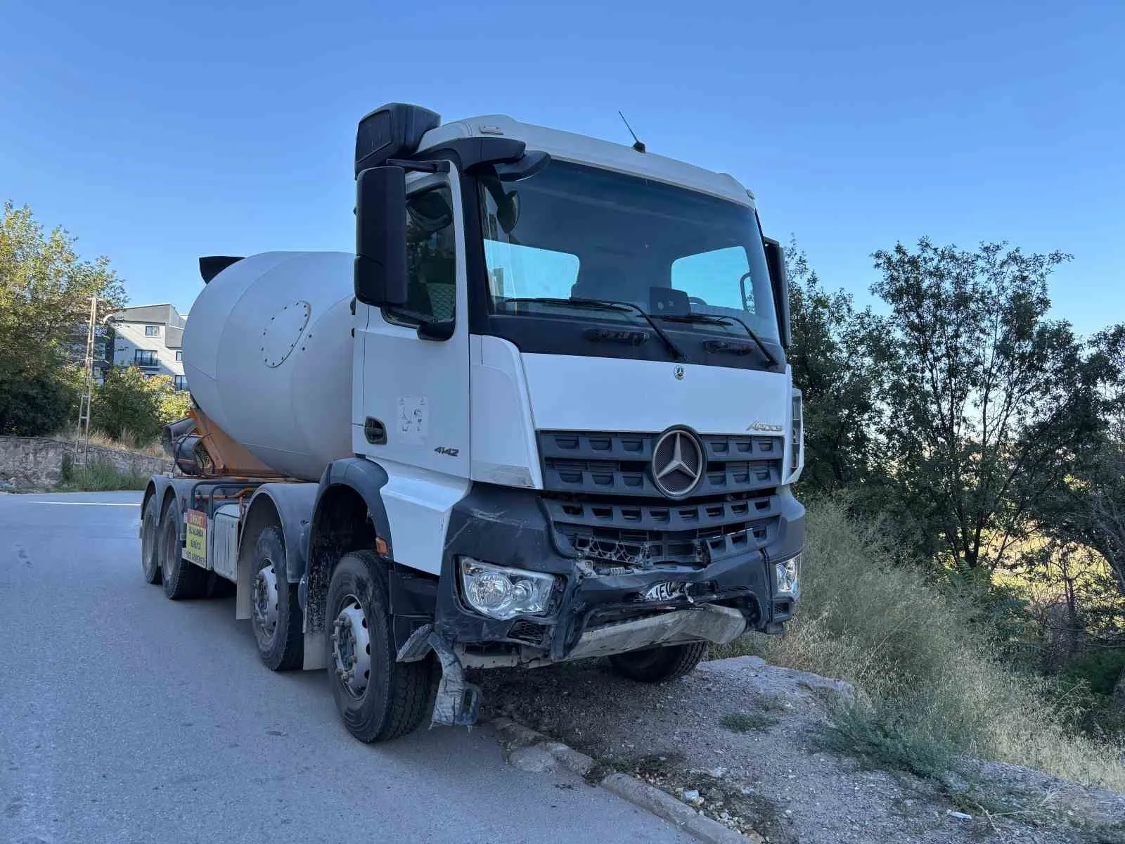 ANKARA’DA BETON MİKSERİ İLE OTOMOBİLİN ÇARPIŞMASI NEDENİYLE YAŞANAN KAZADA BİRİ AĞIR TOPLAM 5 KİŞİ YARALANDI.