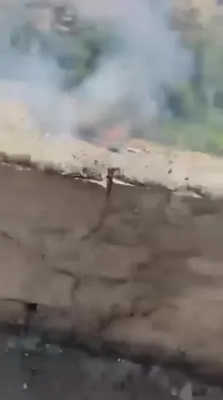 BATMAN’IN GERCÜŞ İLÇESİNE BAĞLI KESİKSU KÖYÜNDE HENÜZ BELİRLENEMEYEN BİR NEDENLE YANGIN ÇIKTI. RÜZGARIN DA ETKİSİYLE KISA SÜREDE BÜYÜYEN ALEVLER, ÇEVREDEKİ TARIM ARAZİLERİNE VE MEYVE BAHÇELERİNE SIÇRADI.