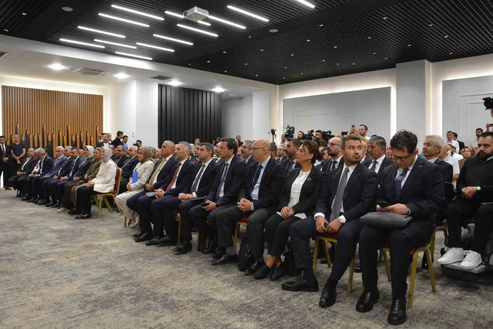 ÇEŞİTLİ TEMASLARDA BULUNMAK İÇİN ÇORUM'A GELEN BAKAN BAYRAKTAR, İLK OLARAK TÜRKİYE YÜZYILI BULUŞMALARI ÇERÇEVESİNDE AK PARTİ ÇORUM TEŞKİLATI'NA ZİYARET GERÇEKLEŞTİRDİ.
