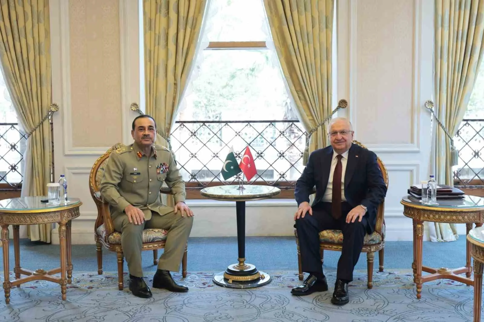 MİLLÎ SAVUNMA BAKANI YAŞAR GÜLER, PAKİSTAN KARA KUVVETLERİ VE SAVUNMA KUVVETLERİ KOMUTANI MAREŞAL SYED ASİM MUNİR İLE DE BİR ARAYA GELDİ.