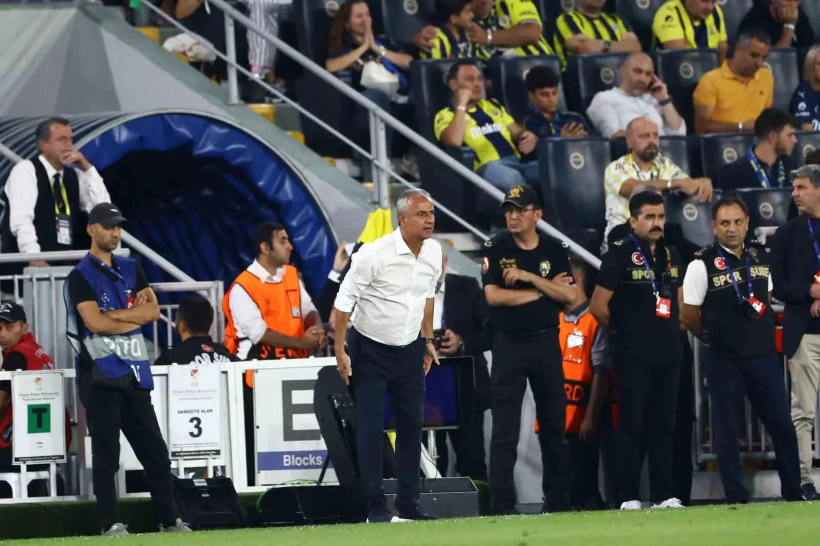 UEFA ŞAMPİYONLAR LİGİ İLK HAFTASINDA FENERBAHÇE, EVİNDE İTALYAN EKİBİ ROMA’YI AĞIRLIYOR. MÜCADELENİN İLK DEVRESİ KONUK TAKIMIN 1-0'LIK ÜSTÜNLÜĞÜYLE SONA ERDİ.