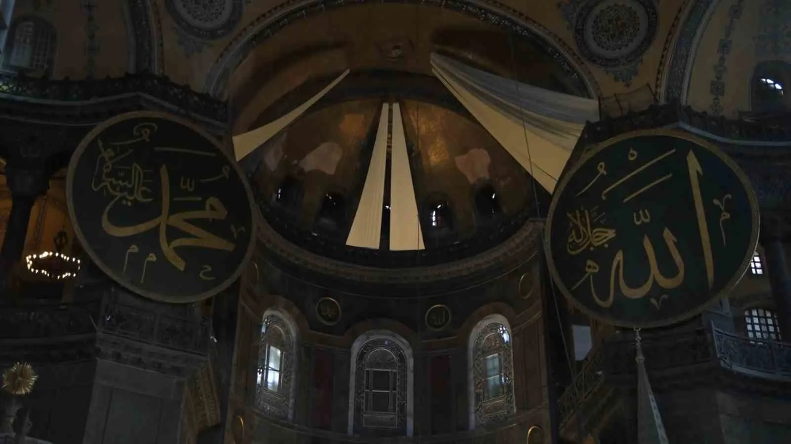 DÜNYA KÜLTÜR MİRASININ EN NADİDE ESERLERİNDEN AYASOFYA-İ KEBİR CAMİ-İ ŞERİFİ’NİN KORUNMASI VE GELECEK NESİLLERE GÜVENLE AKTARILMASI AMACIYLA YÜRÜTÜLEN RESTORASYON, KONSERVASYON VE GÜÇLENDİRME ÇALIŞMALARI TİTİZLİKLE SÜRDÜRÜLÜYOR.