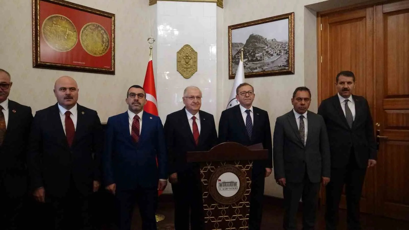 BAKAN GÜLER, KENTTEKİ PROGRAMI KAPSAMINDA SIRASIYLA 14. MEKANİZE PİYADE TUGAY KOMUTANLIĞI, KARS VALİLİĞİ VE KARS BELEDİYE BAŞKANLIĞINI ZİYARET ETTİ.