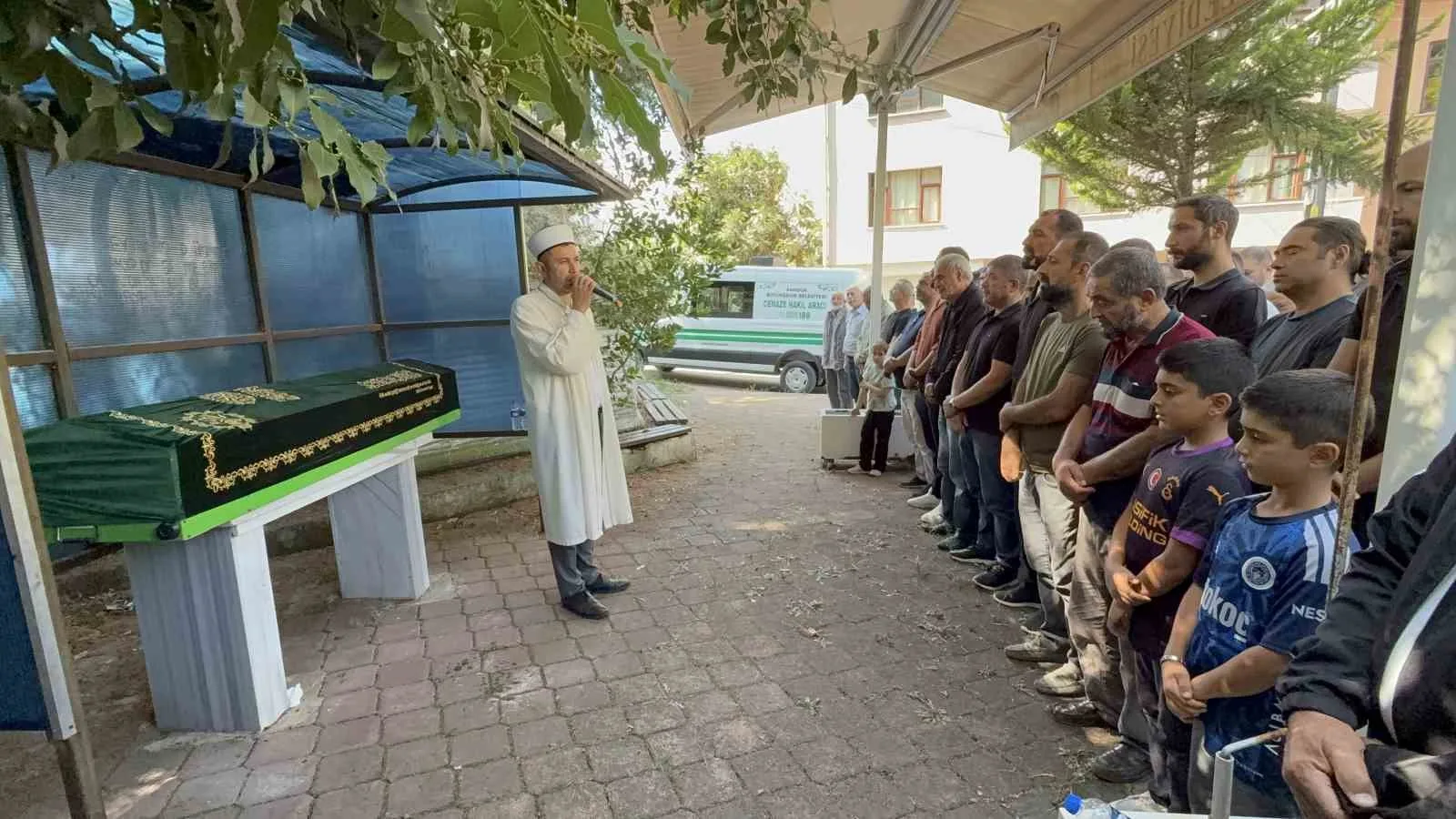 SPORCU ÇOCUĞUN CENAZESİ, KALKANCI MAHALLESİ NUR’U OSMANİYE CAMİİ’NDE KILINAN CENAZE NAMAZININ ARDINDAN KALKANCI MEZARLIĞI’NDAKİ AİLE KABRİSTANLIĞINDA TOPRAĞA VERİLDİ.