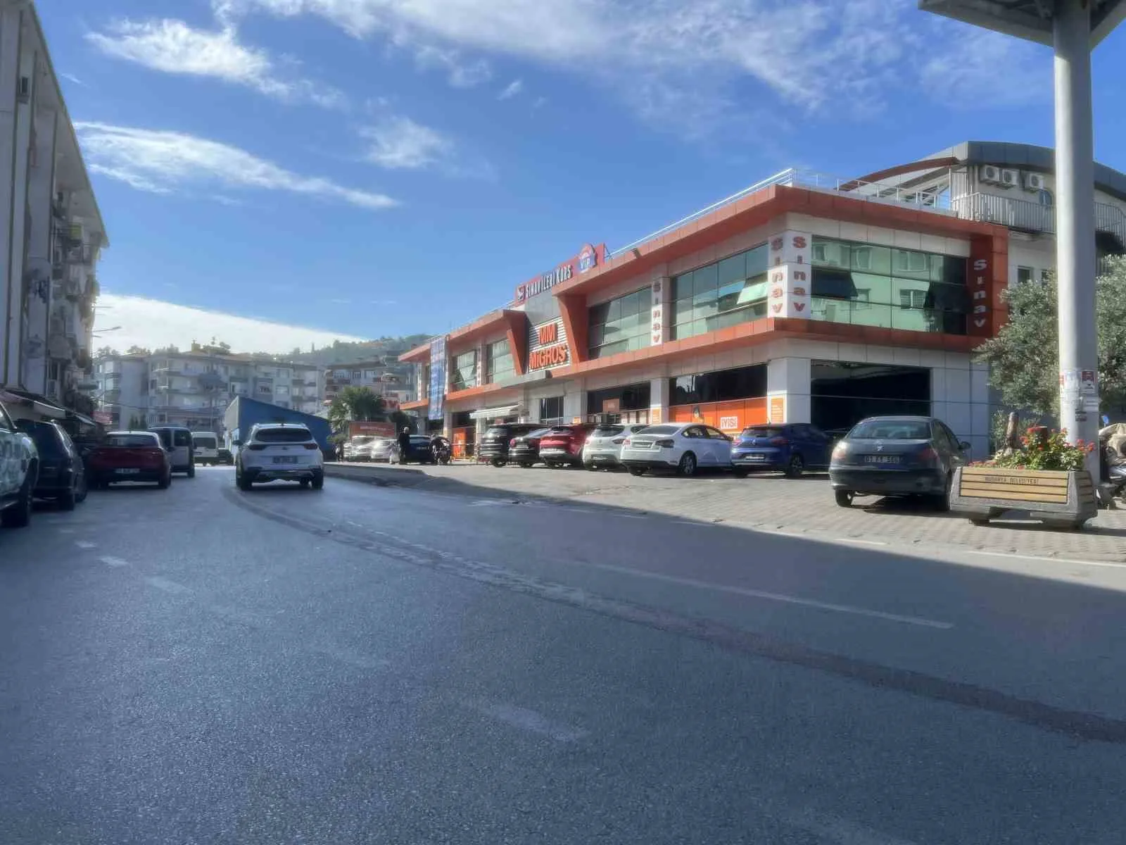 BURSA’DA GERİ DÖNÜŞÜM İADESİ YAPMAK İÇİN DOA MAKİNESİNE GELEN 66 YAŞINDAKİ MEHMET KELEŞ, İŞLEM SIRASINDA KALP KRİZİ GEÇİREREK HAYATINI KAYBETTİ.