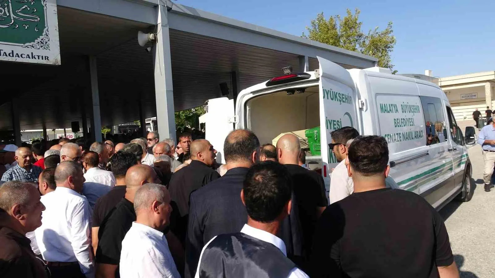HAYATINI KAYBEDEN ORAL ÇELİK İÇİN MALATYA ŞEHİR MEZARLIĞI'NDA İKİNDİ NAMAZININ ARDINDAN CENAZE NAMAZI KILINDI.