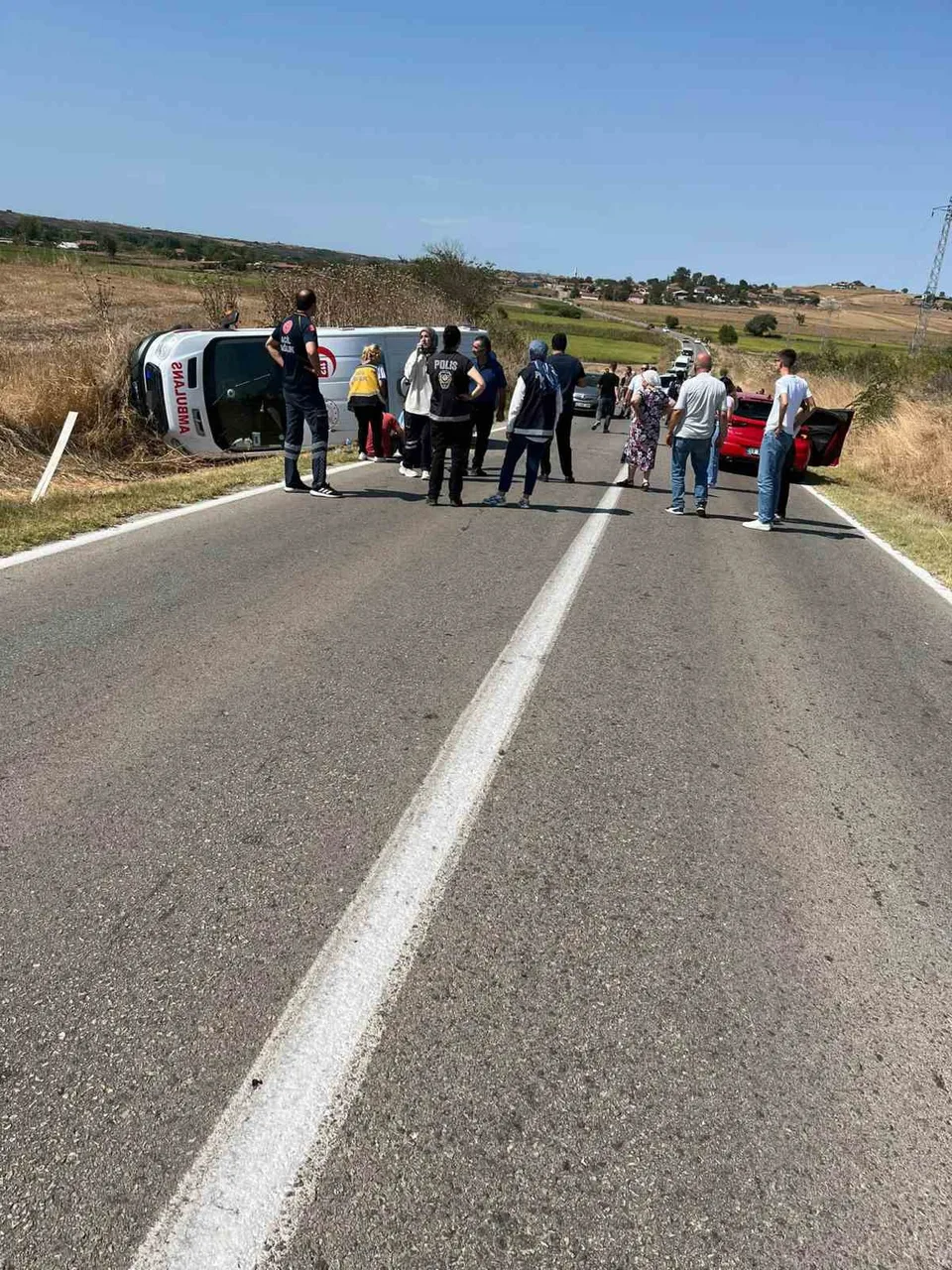 PEHLİVANKÖY PAVLİ PANAYIRI YOLUNDA AMBULANS KAZAYA KARIŞTI: 5 KİŞİ YARALANDI