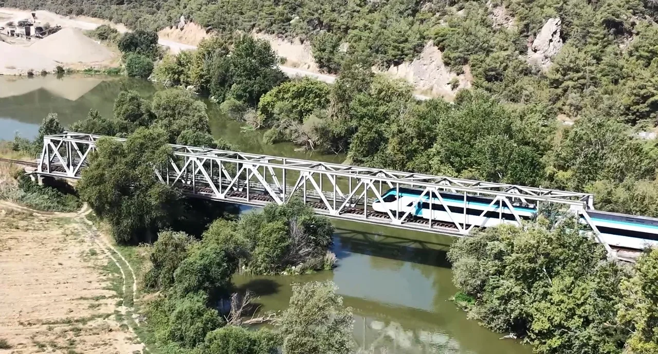 ULAŞTIRMA VE ALTYAPI BAKANI ABDULKADİR URALOĞLU, TÜRKİYE’NİN İLK HIZLI TRENİNİN TEST SÜREÇLERİNİN BAŞARIYLA DEVAM ETTİĞİNİ İFADE EDEREK, "TEST SÜREÇLERİ BAŞARIYLA DEVAM EDEN MİLLİ ELEKTRİKLİ HIZLI TREN’İMİZ SAATTE 250 KİLOMETRE HIZA ULAŞTI" DEDİ.