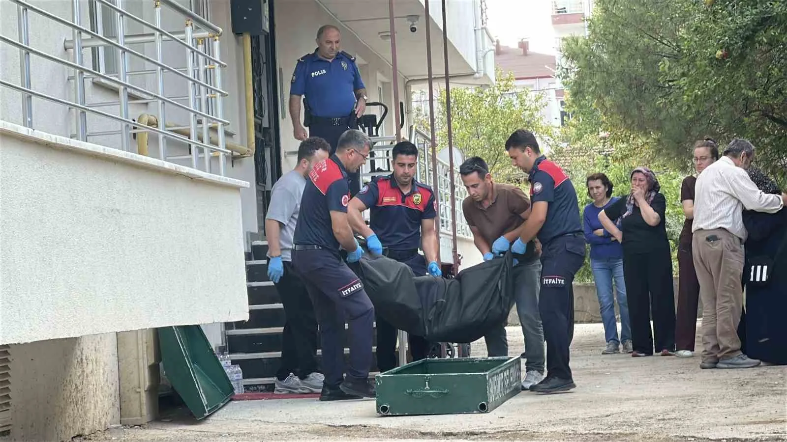 BURDUR’DA BİR APARTMAN DAİRESİNDE BOYA YAPTIĞI SIRADA FENALAŞAN 55 YAŞINDAKİ ADAM, HAYATINI KAYBETTİ.