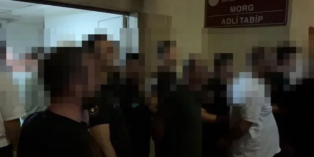 KAYSERİ'DE, 'ŞİRİNLER' OLARAK BİLİNEN YENİ NESİL SUÇ ÖRGÜTÜNE YÖNELİK DÜZENLENEN OPERASYONDA GÖZALTINA ALINAN 32 ŞÜPHELİDEN 16’SI TUTUKLANIRKEN, 16’SI ADLİ KONTROL ŞARTIYLA SERBEST BIRAKILDI. TUTUKLANAN 16 ŞAHIS SAĞLIK KONTROLÜNÜN ARDINDAN CEZAEVİNE GÖNDERİLDİ.