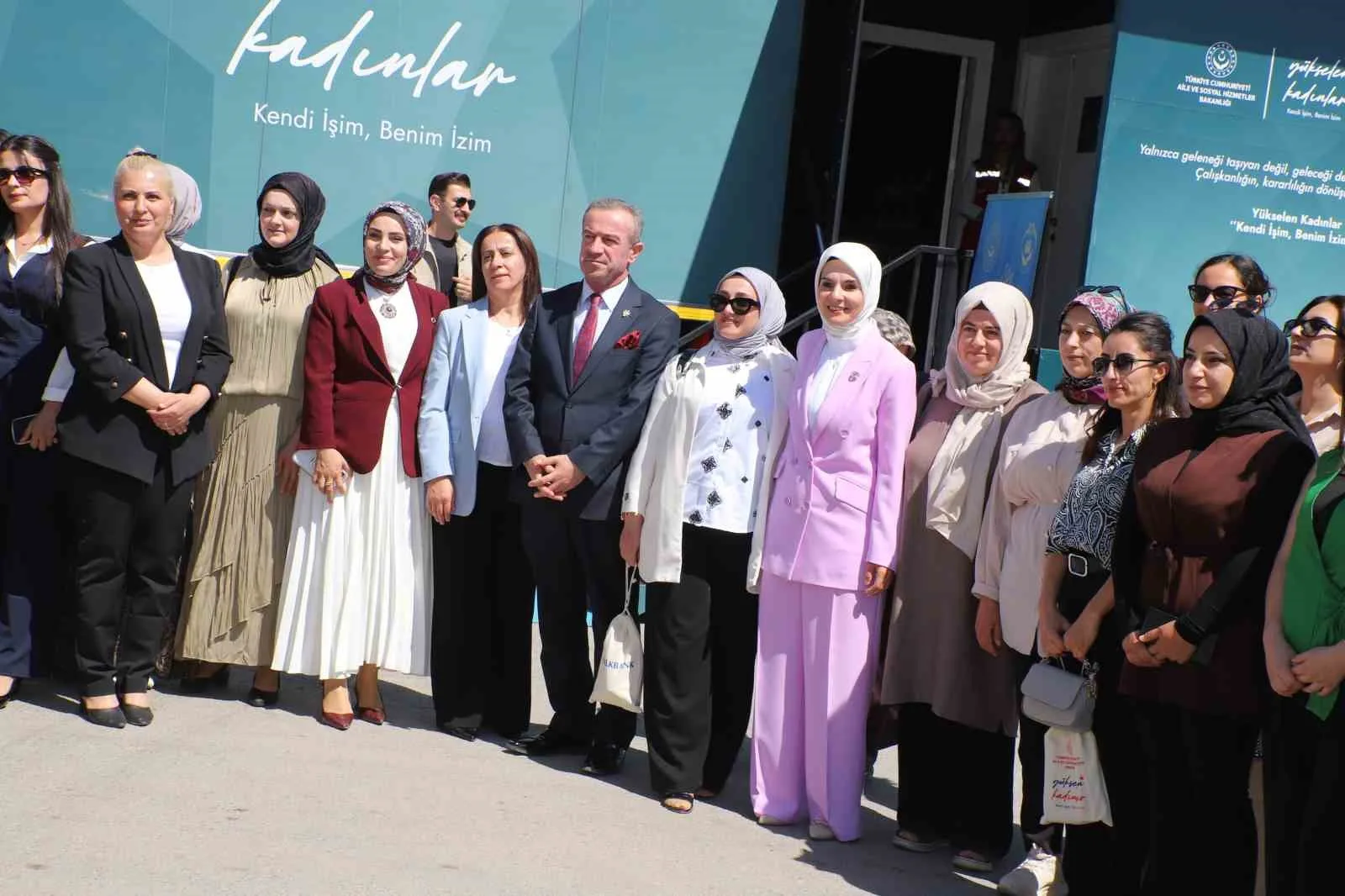 AİLE VE SOSYAL HİZMETLER BAKANI MAHİNUR ÖZDEMİR GÖKTAŞ, ÇEŞİTLİ ZİYARET VE PROGRAMLARA KATILMAK ÜZERE HAKKARİ’YE GELDİ. BAKAN GÖKTAŞ, KENTTE KADINLARIN EKONOMİK VE SOSYAL HAYATA DAHA GÜÇLÜ KATILIMINI HEDEFLEYEN "YÜKSELEN KADINLAR" GİRİŞİMCİLİK EĞİTİM PROGRAMINI ZİYARET ETTİ.