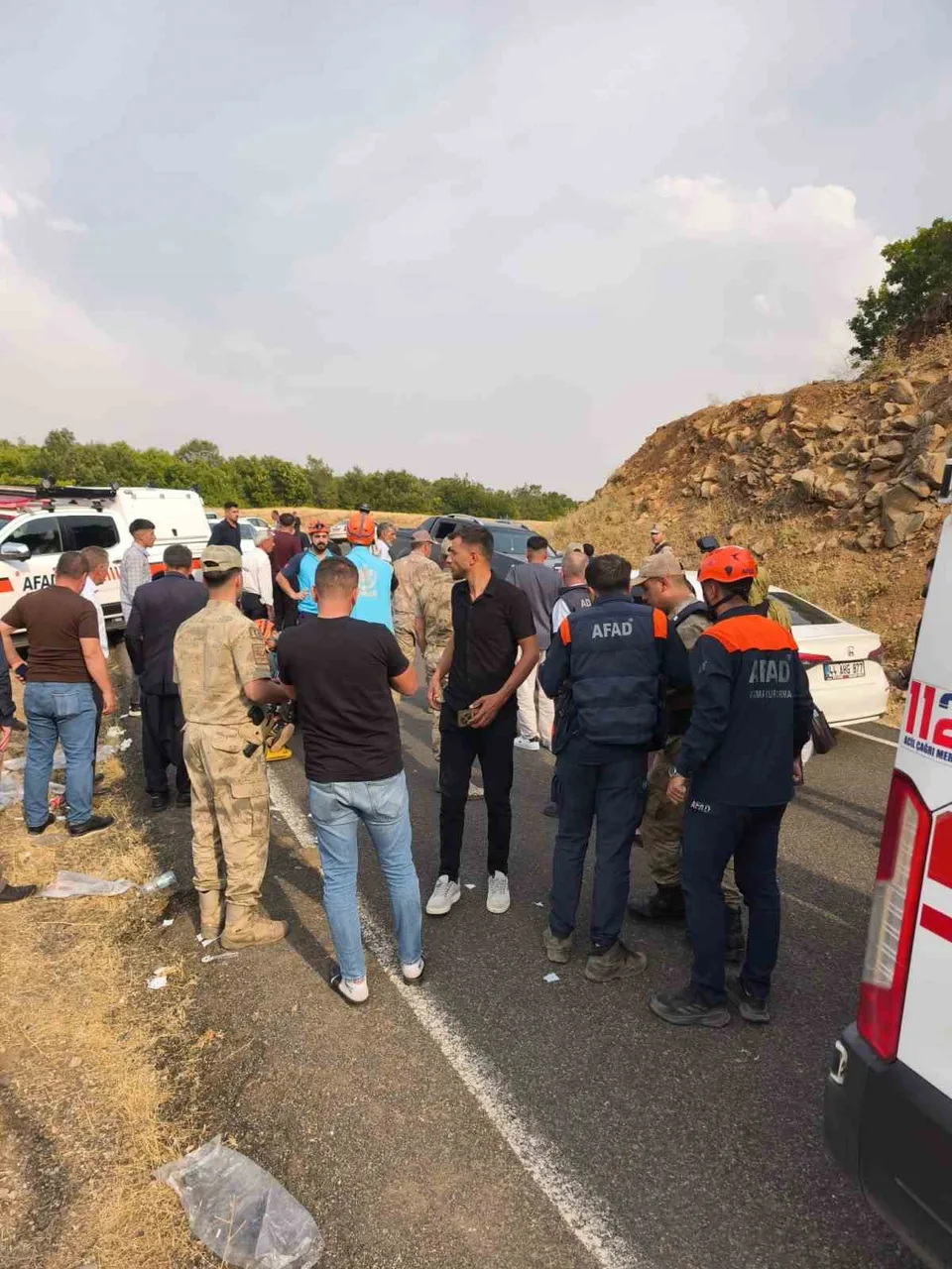 BİNGÖL'ÜN ADAKLI İLÇESİNDE MİNİBÜSÜN ŞARAMPOLE YUVARLANMASI SONUCU MEYDANA GELEN TRAFİK KAZASINDA 10 KİŞİ YARALANDI.