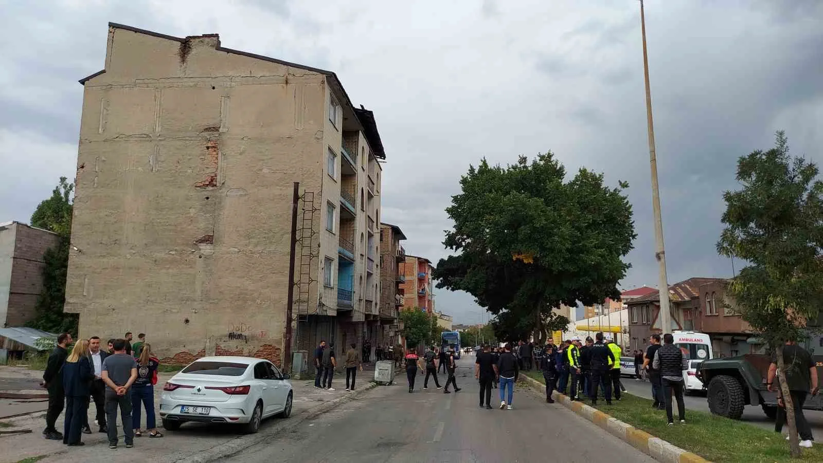 ERZURUM’DA HUSUMETLİ İKİ AİLE SİLAHLA ÇATIŞI: 1 POLİS MEMUR YARALANDI