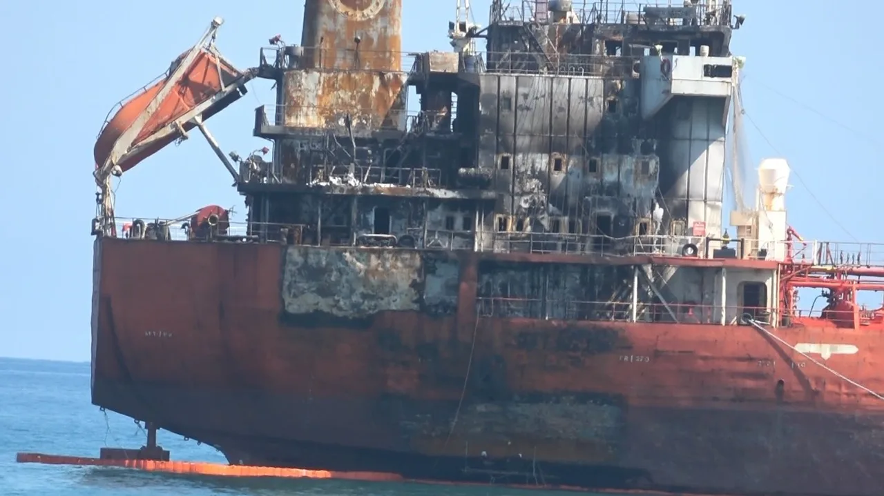 KARADENİZ'DE DRON SALDIRISINA UĞRADIKTAN SONRA SÜRÜKLENEREK SAMSUN'UN ALAÇAM İLÇESİ SAHİLİNDE KARAYA OTURAN HONG KONG BAYRAKLI M/T GOLDEN SAPLİNG İSİMLİ GEMİYİ KURTARMA ÇALIŞMALARI BAŞLATILDI