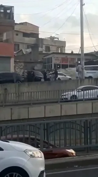 DİYARBAKIR’DA ÖNCEKİ GÜN İKİ GRUP ARASINDA ÇIKAN VE 3 KİŞİNİN ÖLÜMÜ İLE SONUÇLANAN SİLAHLI KAVGA ANI CEP TELEFONU KAMERASINA YANSIDI