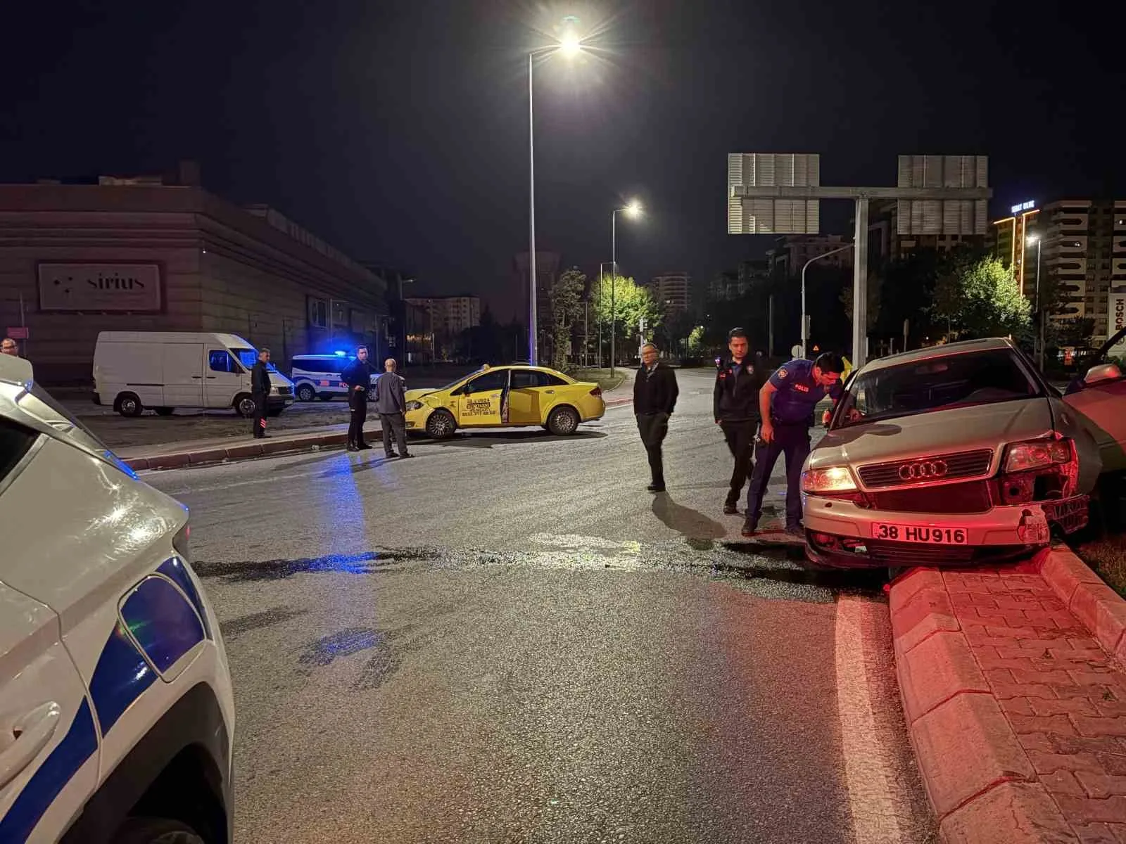 KAYSERİ’NİN MELİKGAZİ İLÇESİNDE TİCARİ TAKSİYLE OTOMOBİLİN ÇARPIŞTIĞI TRAFİK KAZASINDA 1 KİŞİ YARALANDI.
