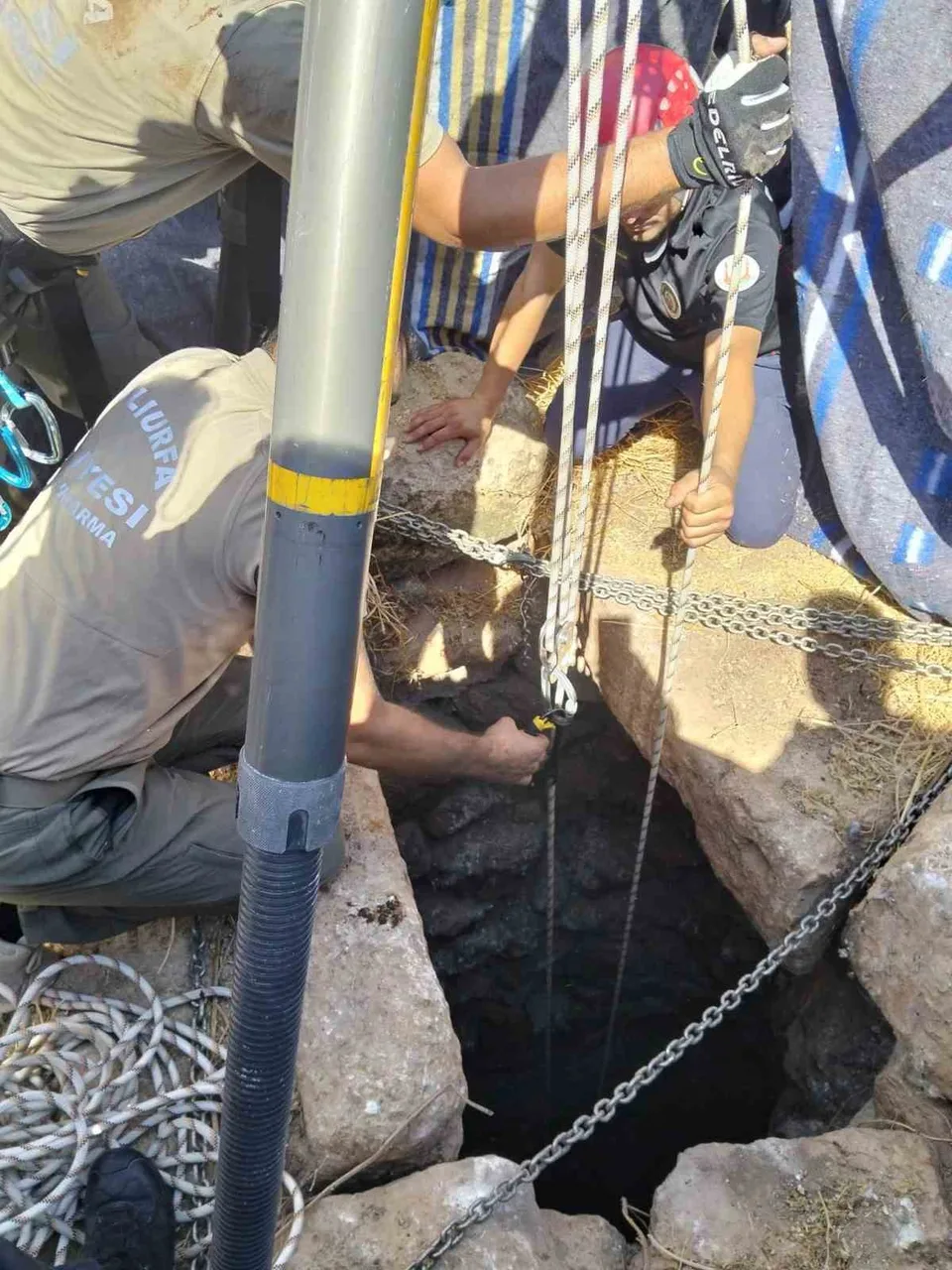 ŞANLIURFA'NIN AKÇAKALE İLÇESİNDE YEĞENİYLE BİRLİKTE KOYUN OTLATIRKEN 140 METRELİK KUYUYA DÜŞEN 54 YAŞINDAKİ ŞAHIS HAYATINI KAYBETTİ.