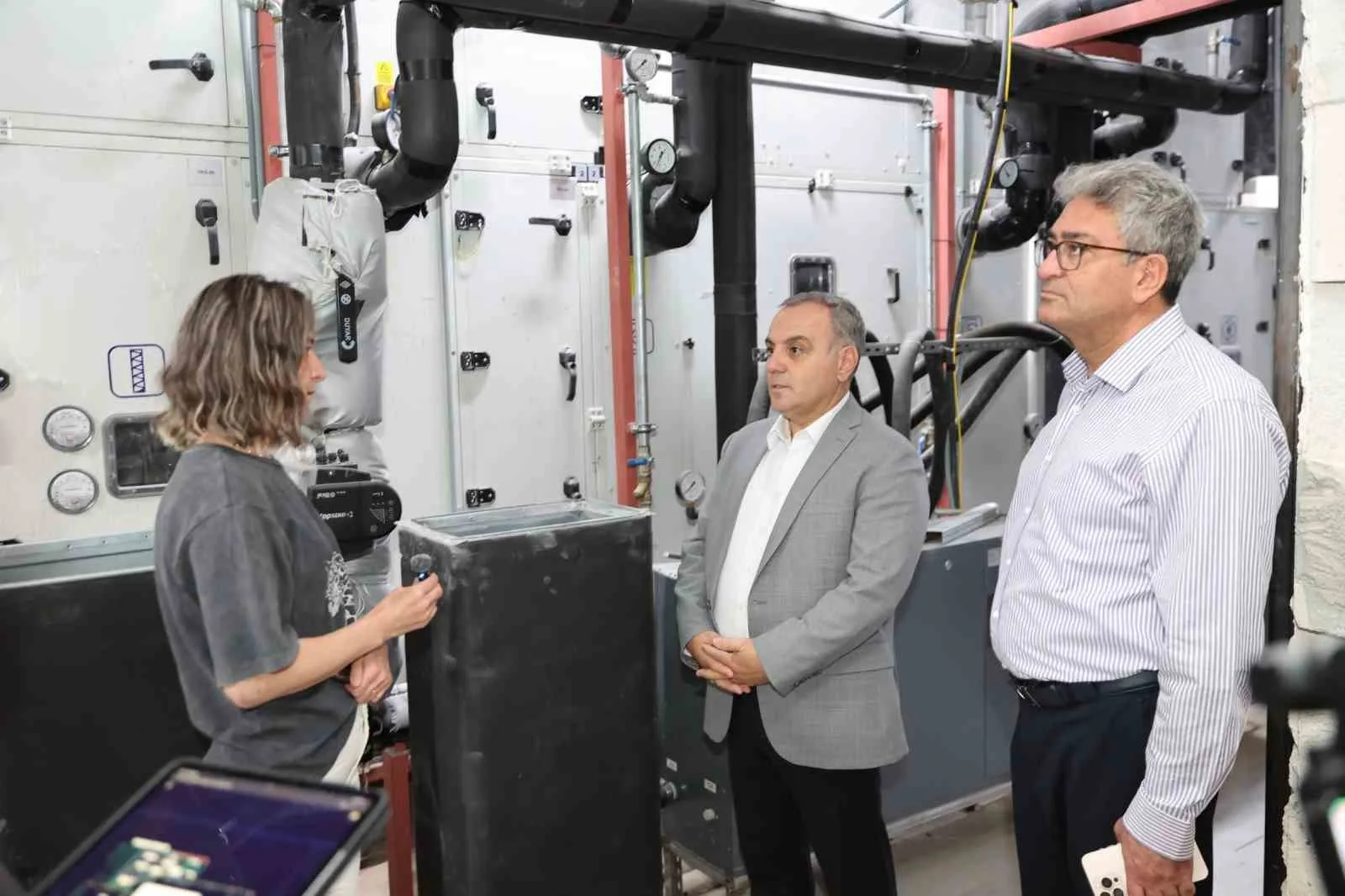 ERCİYES ÜNİVERSİTESİ REKTÖRÜ PROF. DR. FATİH ALTUN(ORTADA), YAPIMI DEVAM EDEN AŞI ARAŞTIRMA VE GELİŞTİRME MERKEZİ’NDE İNCELEMELERDE BULUNARAK ÇALIŞMALARDAKİ SON DURUM HAKKINDA BİLGİ ALDI.