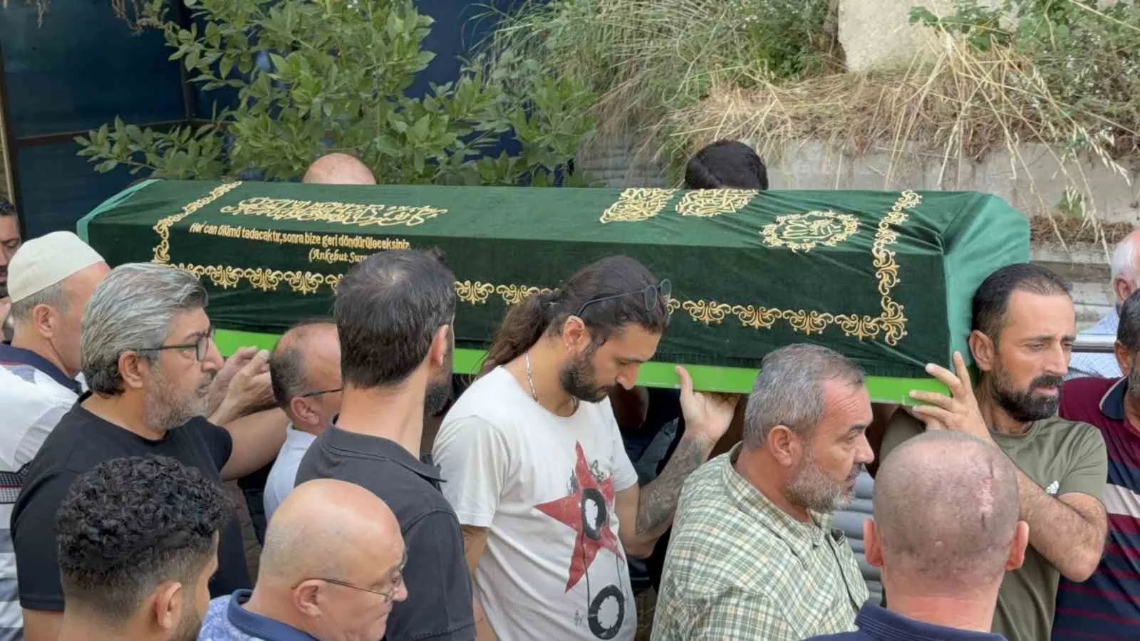 SPORCU ÇOCUĞUN CENAZESİ, KALKANCI MAHALLESİ NUR’U OSMANİYE CAMİİ’NDE KILINAN CENAZE NAMAZININ ARDINDAN KALKANCI MEZARLIĞI’NDAKİ AİLE KABRİSTANLIĞINDA TOPRAĞA VERİLDİ.