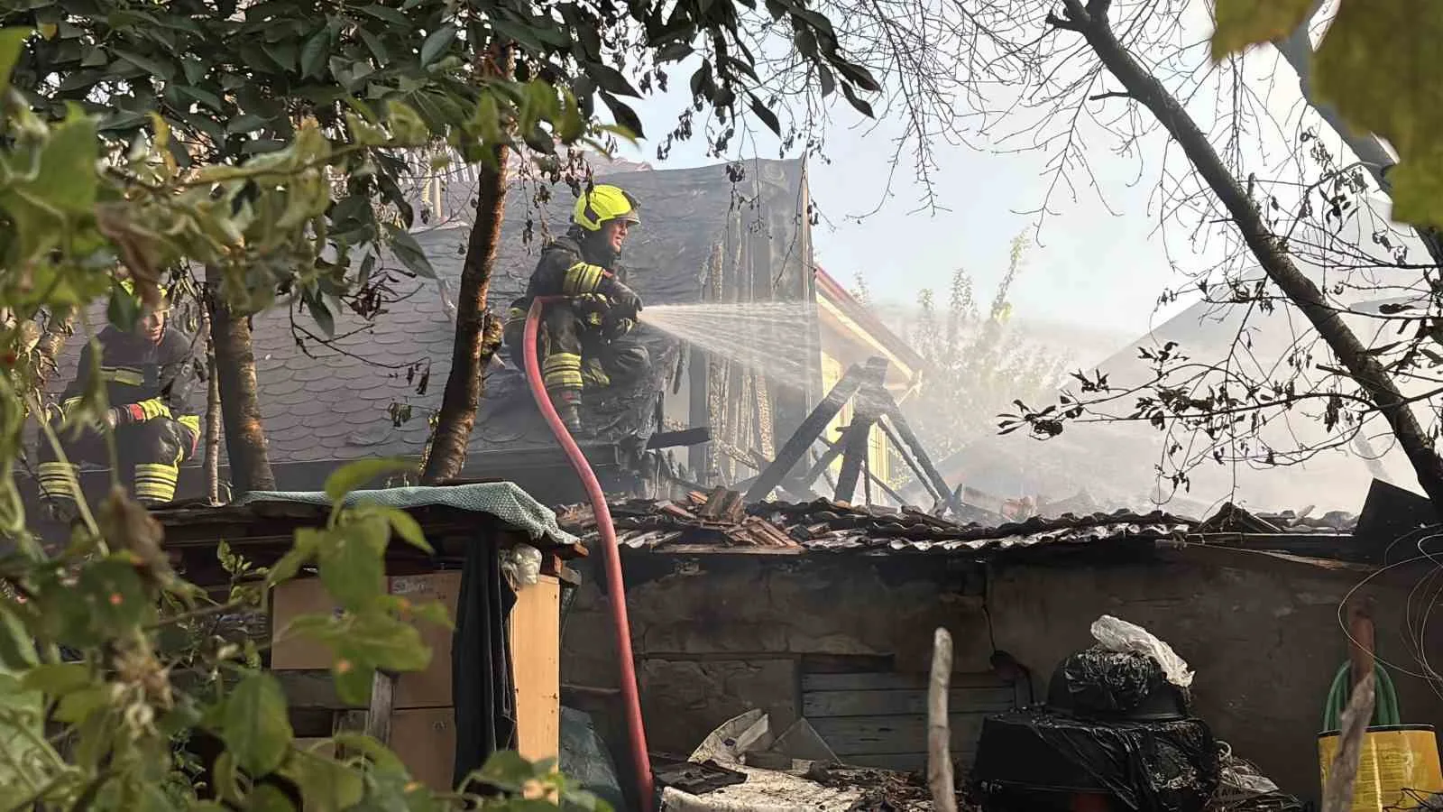 BOLU’DA SAĞLIK MAHALLESİ’NDE BİR EVİN BAHÇESİNDE BULUNAN KURU OTLARIN TUTUŞMASI NETİCESİNDE MEYDANA GELEN YANGINDA ODUNLUK VE 3 EV ZARAR GÖRDÜ.