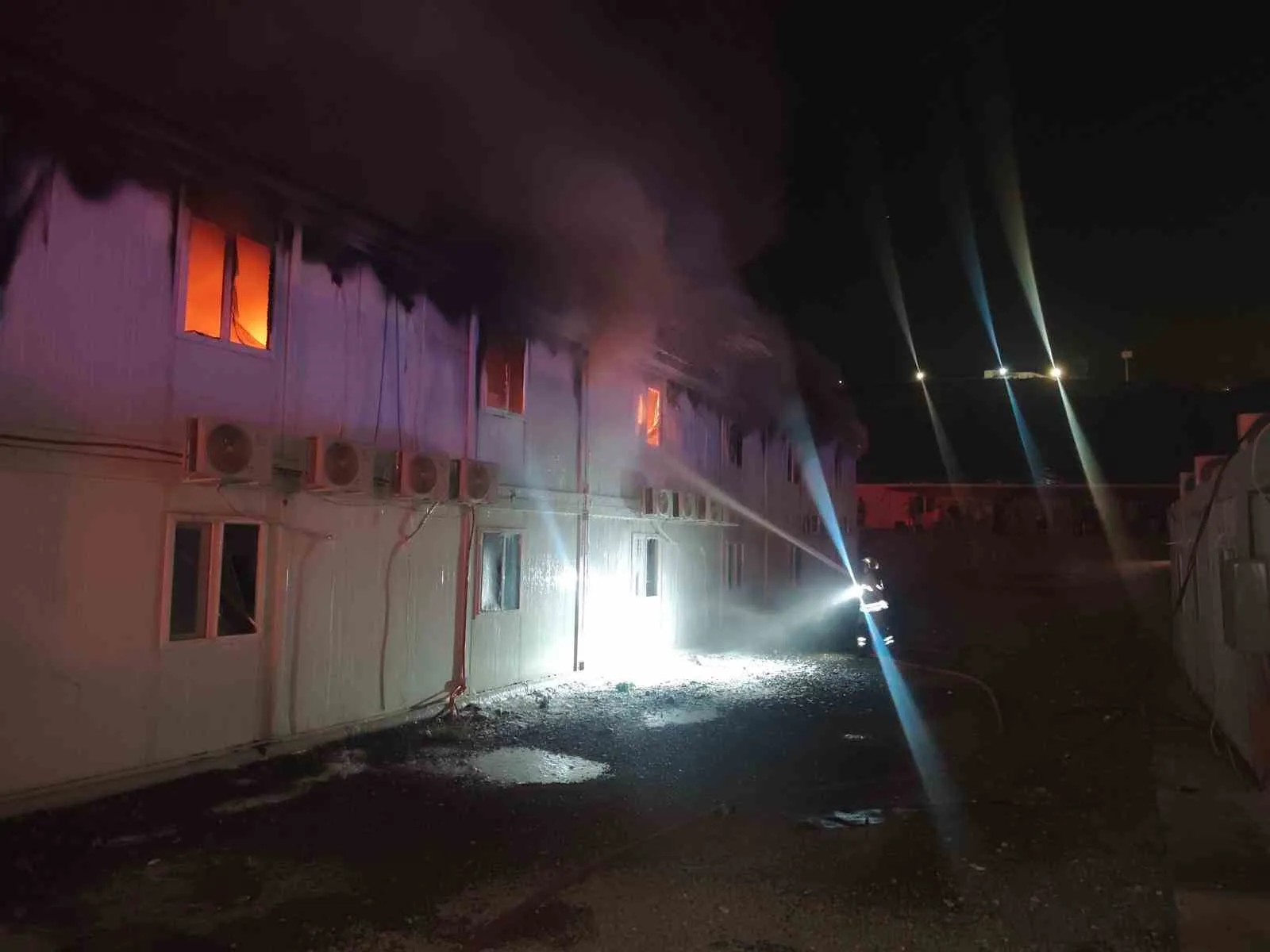 İSKENDERUN İLÇESİ CEBİKE MAHALLESİ’NDE BULUNAN ŞANTİYE ALANINDAKİ KONTEYNER YATAKHANEDE YANGIN ÇIKTI