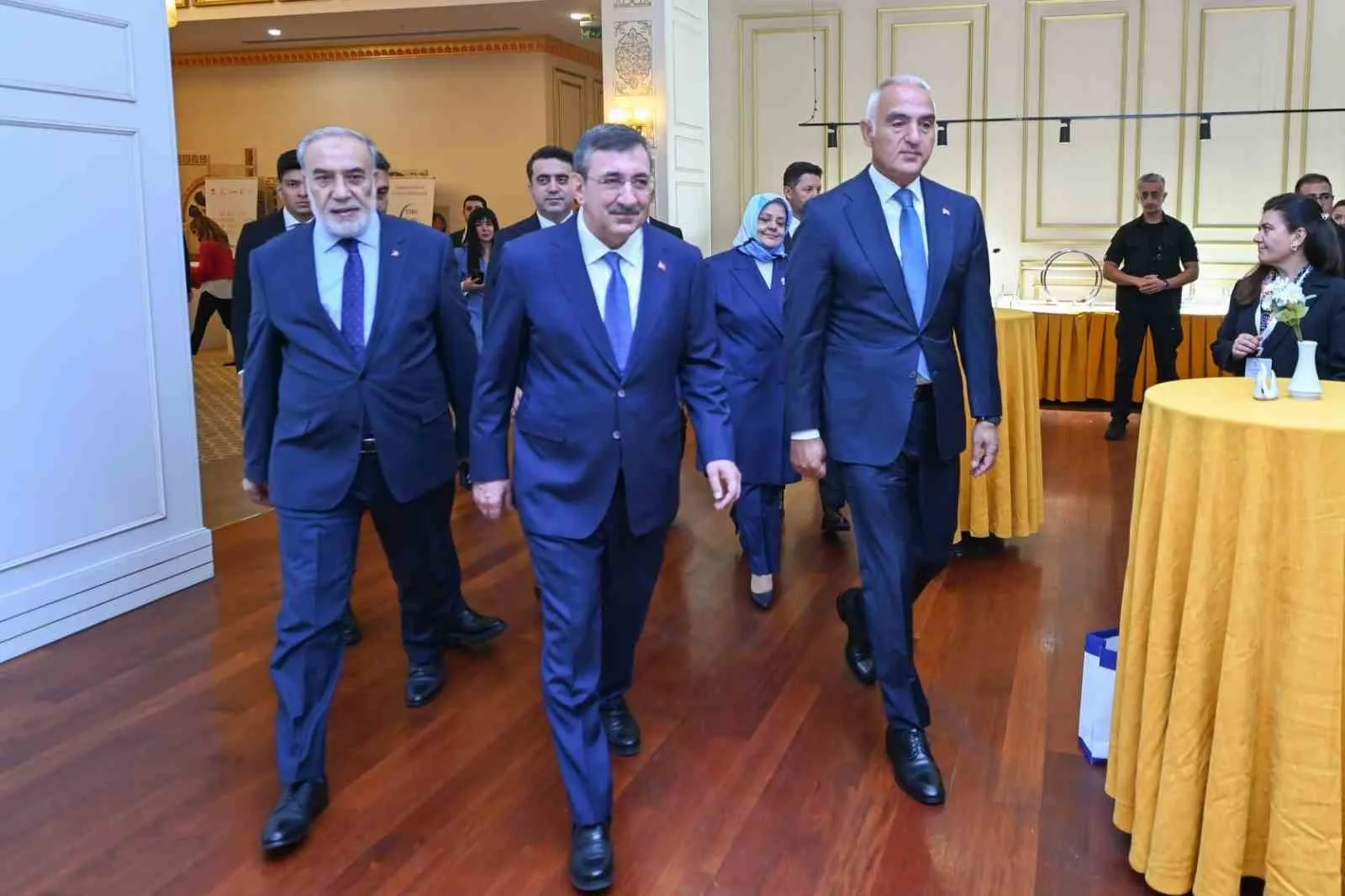 DÜNYANIN FARKLI COĞRAFYALARINDA YAŞAYAN MİLYONLARCA MÜSLÜMANIN KÜLTÜREL VE TARİHİ KÖKLERİNİ YAŞATIRKEN BULUNDUKLARI TOPLUMLARLA KURDUĞU İLİŞKİNİN GELECEĞİ, ANKARA’DA DÜZENLENEN 1. MÜSLÜMAN DİASPORALAR FORUMUNDA ELE ALINDI.