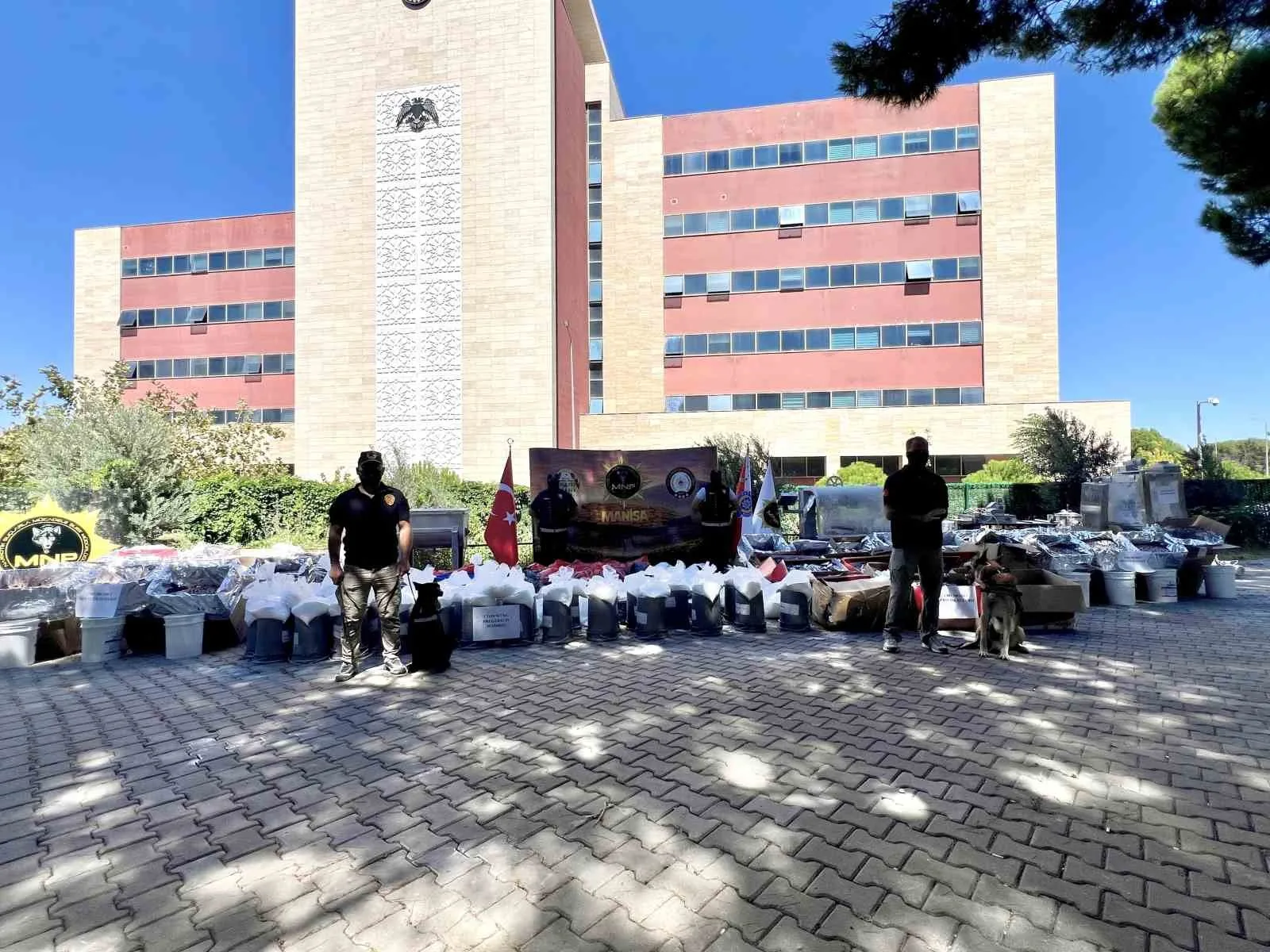 OPERASYONDA GÖZALTINA ALINAN 5 KİŞİ TUTUKLANARAK CEZAEVİNE GÖNDERİLİRKEN, ELE GEÇİRİLEN UYUŞTURUCU MADDELERİN PİYASA DEĞERİNİN YAKLAŞIK 1 MİLYAR TL OLDUĞU ÖĞRENİLDİ.