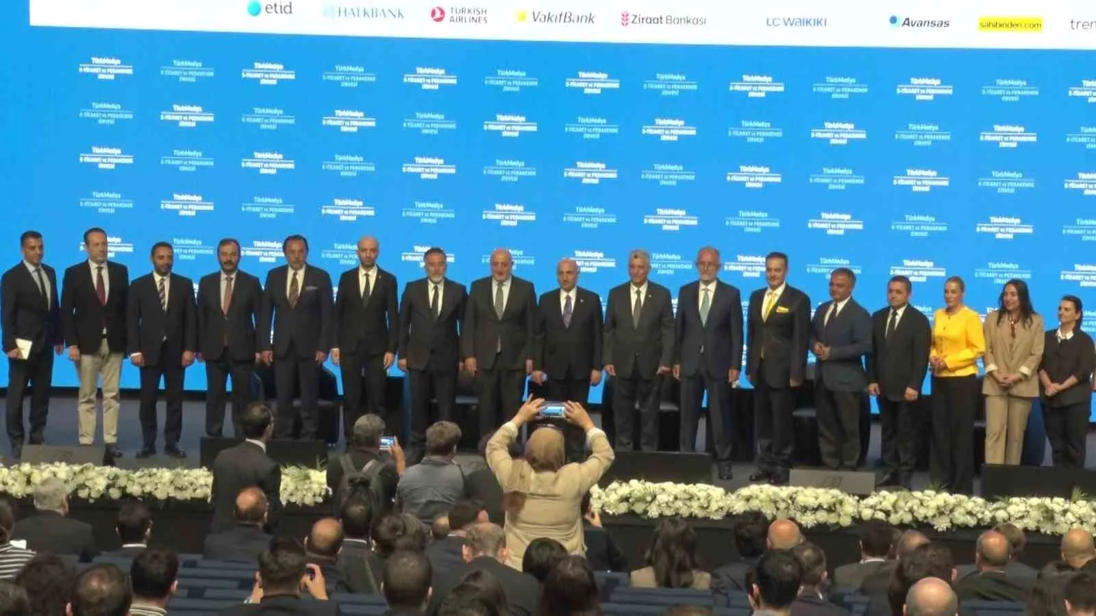 TİCARET BAKANI ÖMER BOLAT, İSTANBUL FİNANS MERKEZİ (İFM) HALKBANK KONFERANS SALONU'NDA GERÇEKLEŞTİRİLEN "E-TİCARET VE PERAKENDE ZİRVESİ"NE KATILIM SAĞLAYARAK SEKTÖRLER HAKKINDA DEĞERLENDİRMELERDE BULUNDU.