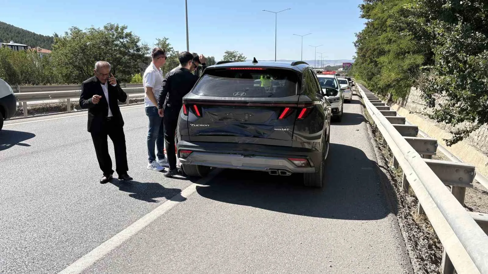 ÇORUM'DA İKİ OTOMOBİL İLE BİR CİPİN KARIŞTIĞI ZİNCİRLEME TRAFİK KAZASINDA 5 KİŞİ YARALANDI. KAZA NEDENİYLE SAMSUN-ÇORUM KARA YOLUNDA UZUN ARAÇ KUYRUKLARI OLUŞTU.