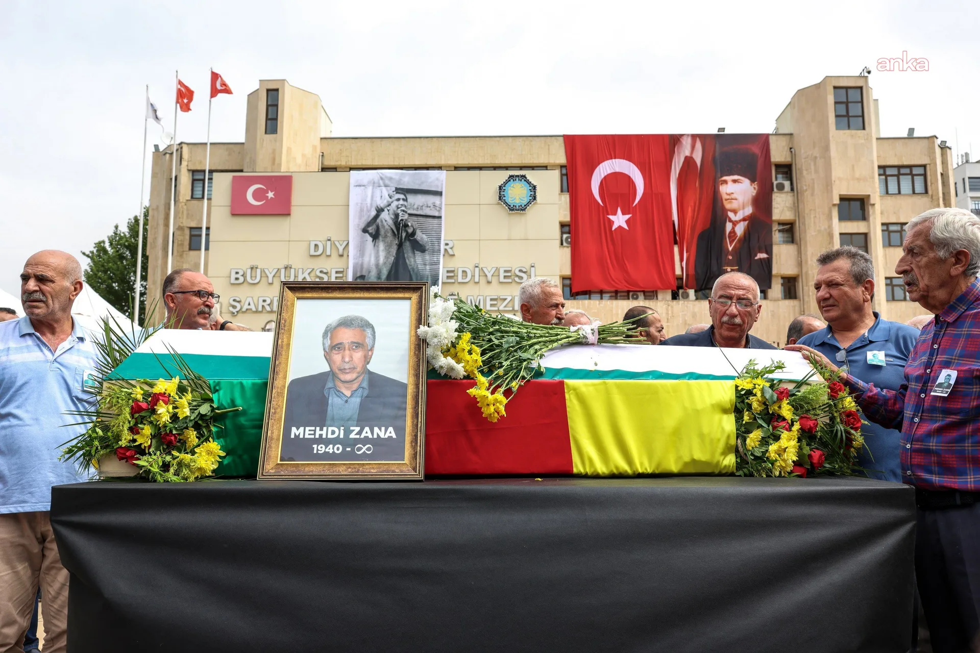 Eski Diyarbakır Belediye Başkanı Mehdi Zana, son yolculuğuna uğurlandı — fotoğraf 3
