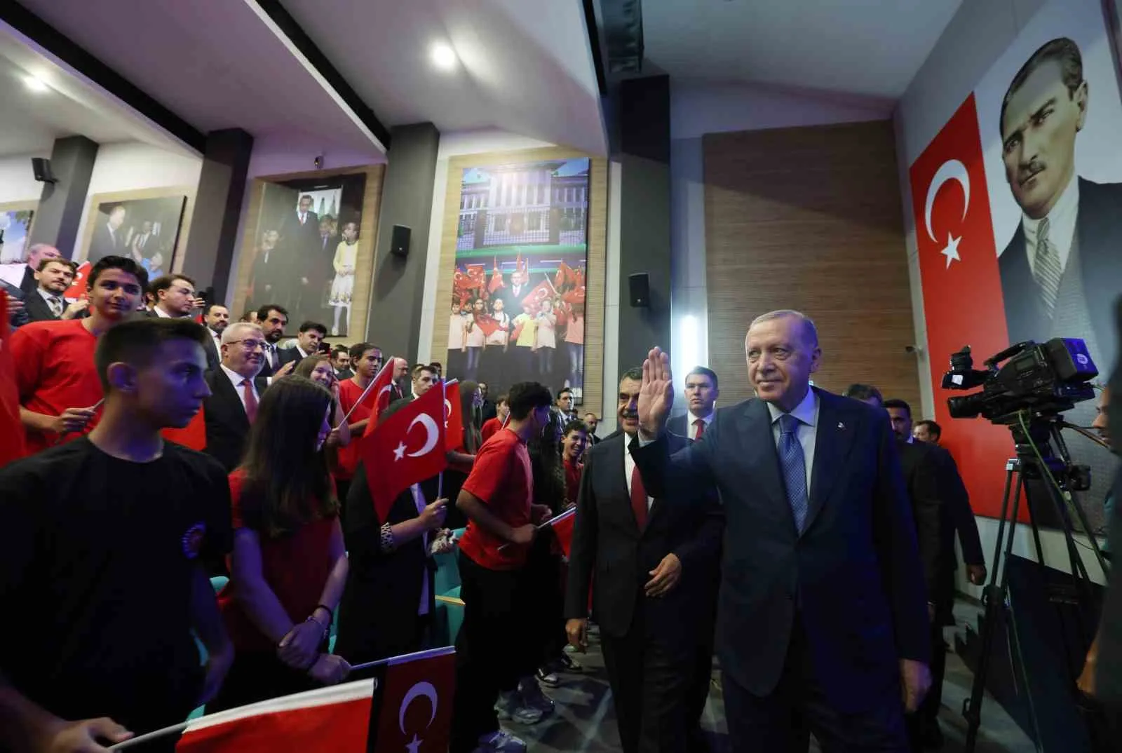 CUMHURBAŞKANI RECEP TAYYİP ERDOĞAN, ÖĞRENCİLERLE BİR ARAYA GELDİ.